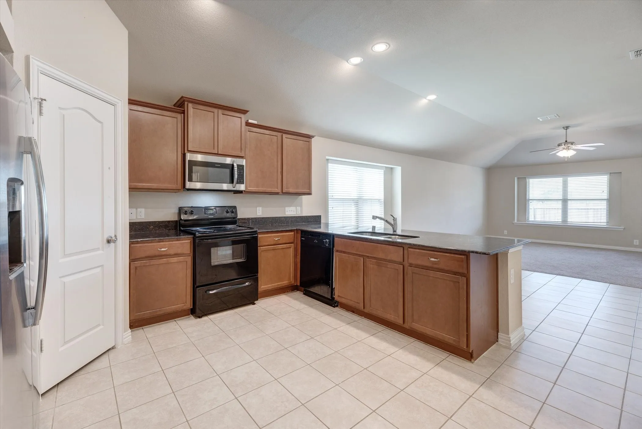 Single Family Residence For Rent in Tarrant County , 4829 Lemon Grove Drive, Fort Worth, Texas 76135, 4 Bedroom, 2 Bathroom, 2 Garage spaces, 1,968 Sqft, built in 2015, mls#21401368, Real Estate Agent in Fort Worth, Homes For Rent in Tarrant county, Homes For Rent in Fort Worth, Realtor in Fort Worth Texas, Real Estate Brokerage Independent Realty Texas, Luminita Cordes Realtor