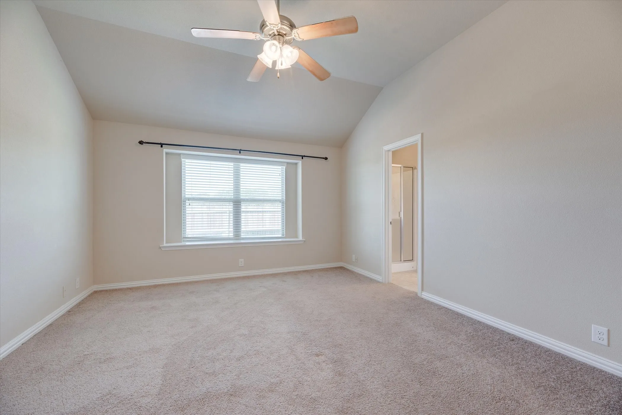 Single Family Residence For Rent in Tarrant County , 4829 Lemon Grove Drive, Fort Worth, Texas 76135, 4 Bedroom, 2 Bathroom, 2 Garage spaces, 1,968 Sqft, built in 2015, mls#21401368, Real Estate Agent in Fort Worth, Homes For Rent in Tarrant county, Homes For Rent in Fort Worth, Realtor in Fort Worth Texas, Real Estate Brokerage Independent Realty Texas, Luminita Cordes Realtor