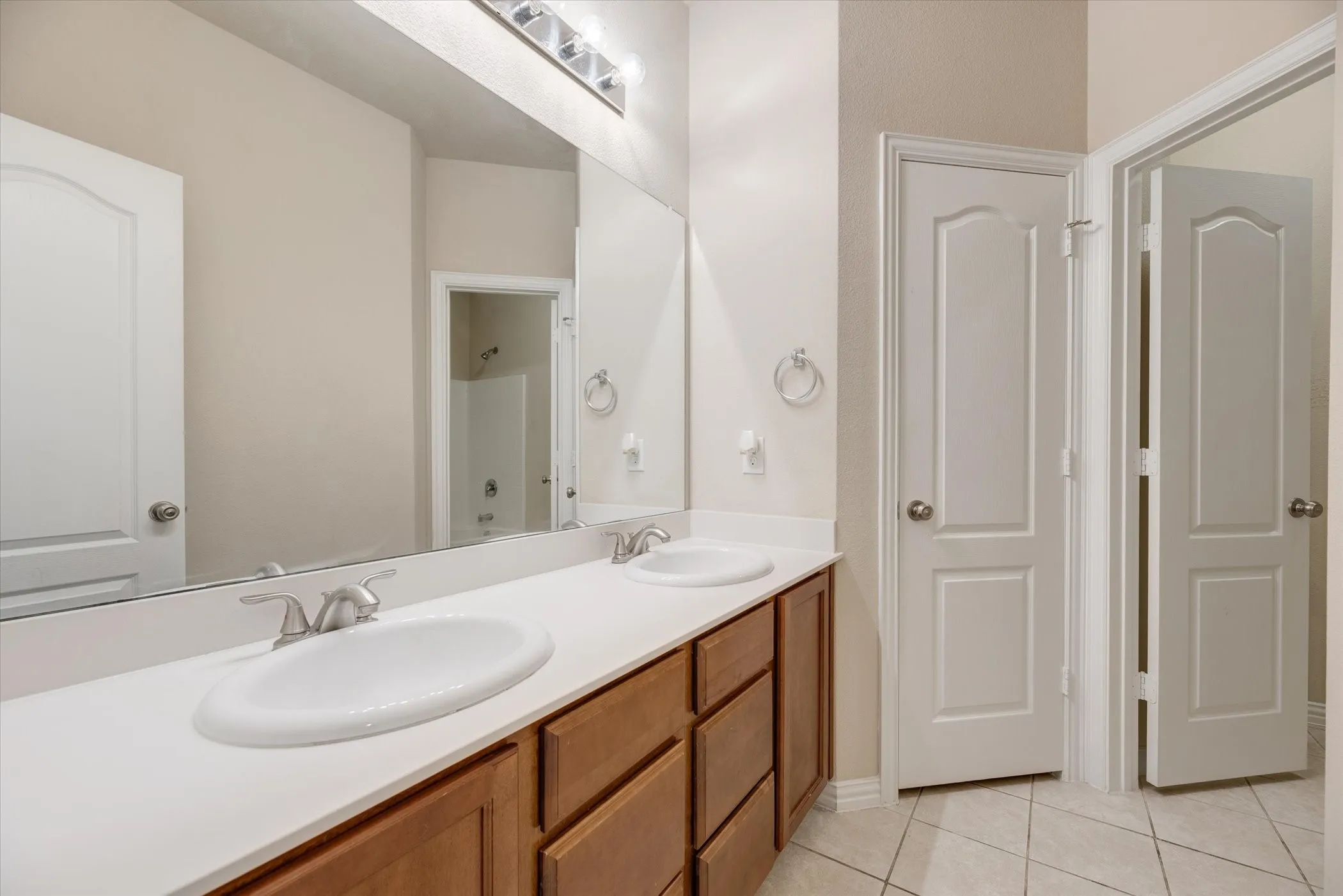 Single Family Residence For Rent in Tarrant County , 4829 Lemon Grove Drive, Fort Worth, Texas 76135, 4 Bedroom, 2 Bathroom, 2 Garage spaces, 1,968 Sqft, built in 2015, mls#21401368, Real Estate Agent in Fort Worth, Homes For Rent in Tarrant county, Homes For Rent in Fort Worth, Realtor in Fort Worth Texas, Real Estate Brokerage Independent Realty Texas, Luminita Cordes Realtor
