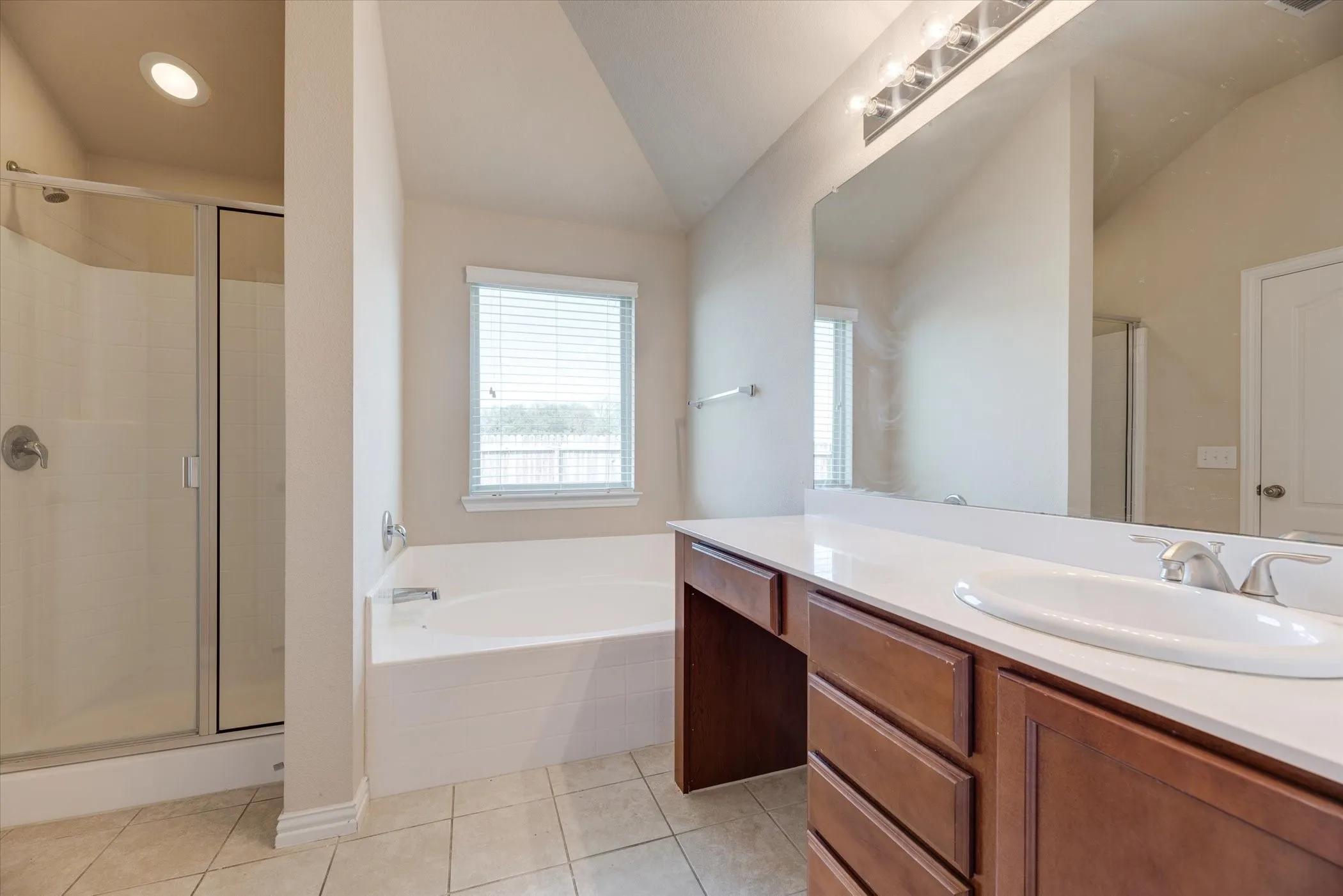 Single Family Residence For Rent in Tarrant County , 4829 Lemon Grove Drive, Fort Worth, Texas 76135, 4 Bedroom, 2 Bathroom, 2 Garage spaces, 1,968 Sqft, built in 2015, mls#21401368, Real Estate Agent in Fort Worth, Homes For Rent in Tarrant county, Homes For Rent in Fort Worth, Realtor in Fort Worth Texas, Real Estate Brokerage Independent Realty Texas, Luminita Cordes Realtor