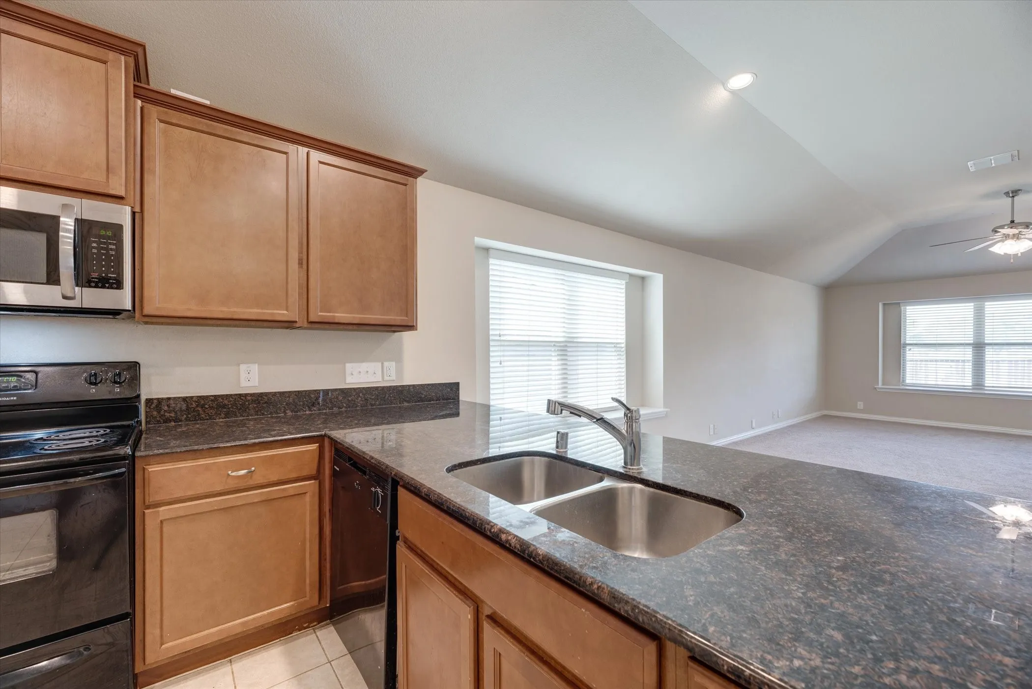 Single Family Residence For Rent in Tarrant County , 4829 Lemon Grove Drive, Fort Worth, Texas 76135, 4 Bedroom, 2 Bathroom, 2 Garage spaces, 1,968 Sqft, built in 2015, mls#21401368, Real Estate Agent in Fort Worth, Homes For Rent in Tarrant county, Homes For Rent in Fort Worth, Realtor in Fort Worth Texas, Real Estate Brokerage Independent Realty Texas, Luminita Cordes Realtor