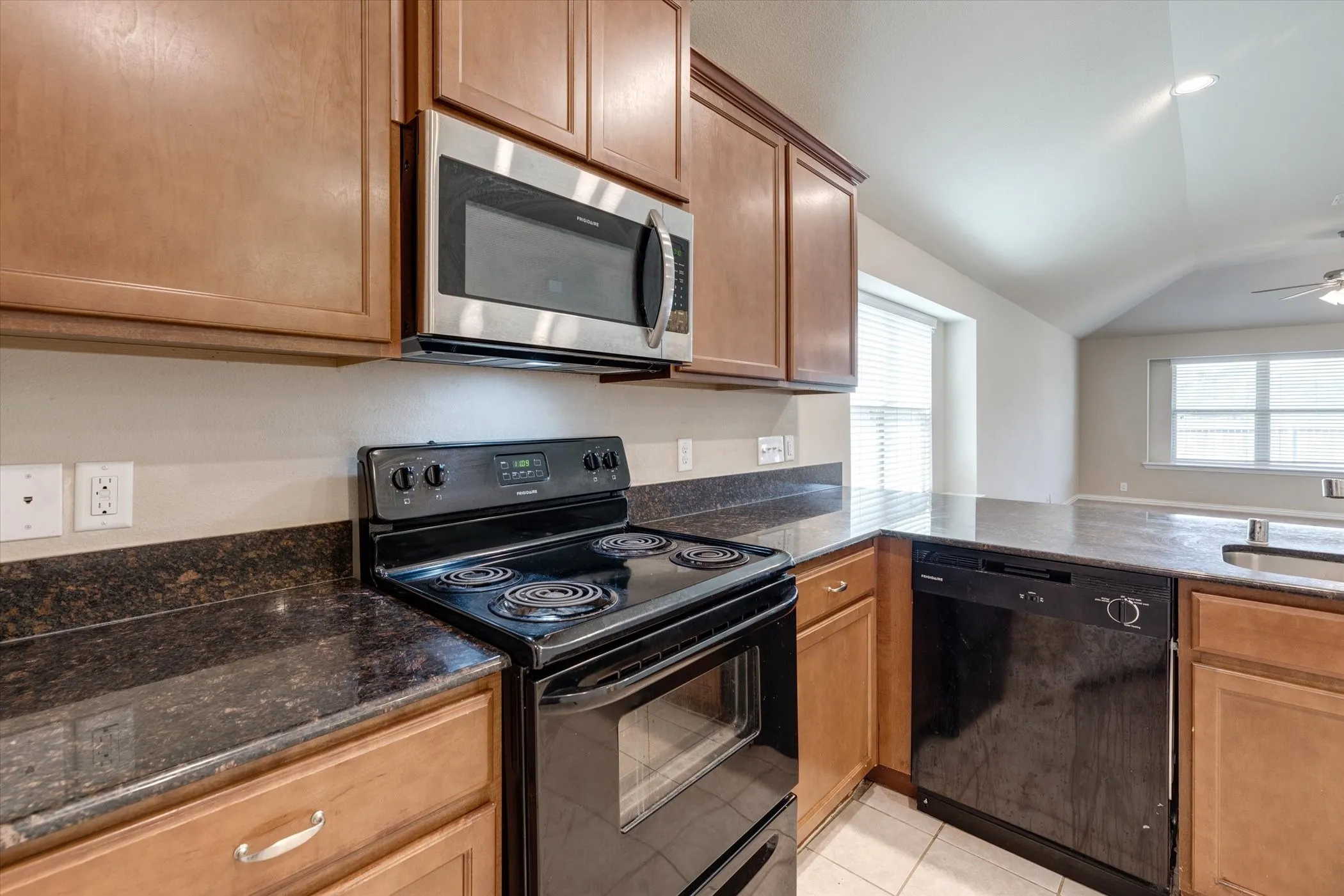 Single Family Residence For Rent in Tarrant County , 4829 Lemon Grove Drive, Fort Worth, Texas 76135, 4 Bedroom, 2 Bathroom, 2 Garage spaces, 1,968 Sqft, built in 2015, mls#21401368, Real Estate Agent in Fort Worth, Homes For Rent in Tarrant county, Homes For Rent in Fort Worth, Realtor in Fort Worth Texas, Real Estate Brokerage Independent Realty Texas, Luminita Cordes Realtor