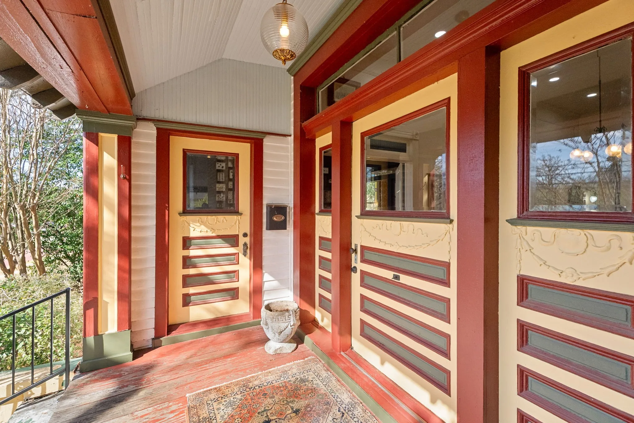 Single Family Residence For Sale in Smith County , 911 W Houston, Tyler, Texas 75702, 3 Bedroom, 2 Bathroom, Garage spaces, 3,360 Sqft, built in 1900, mls#21396548, Real Estate Agent in Tyler, Homes For Sale in Smith county, Homes For Sale in Tyler, Realtor in Tyler Texas, Real Estate Brokerage Independent Realty Texas, Luminita Cordes Realtor