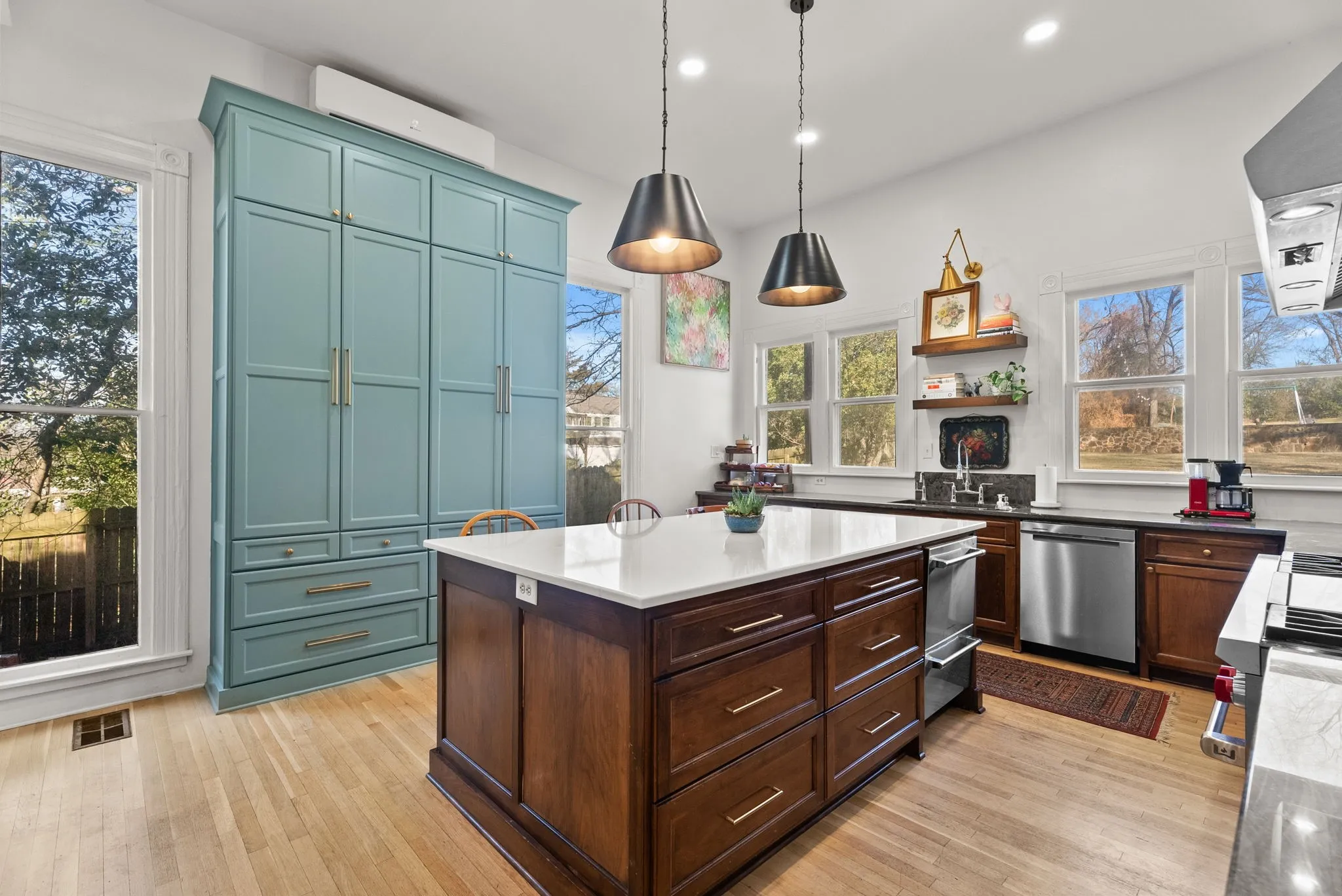 Single Family Residence For Sale in Smith County , 911 W Houston, Tyler, Texas 75702, 3 Bedroom, 2 Bathroom, Garage spaces, 3,360 Sqft, built in 1900, mls#21396548, Real Estate Agent in Tyler, Homes For Sale in Smith county, Homes For Sale in Tyler, Realtor in Tyler Texas, Real Estate Brokerage Independent Realty Texas, Luminita Cordes Realtor