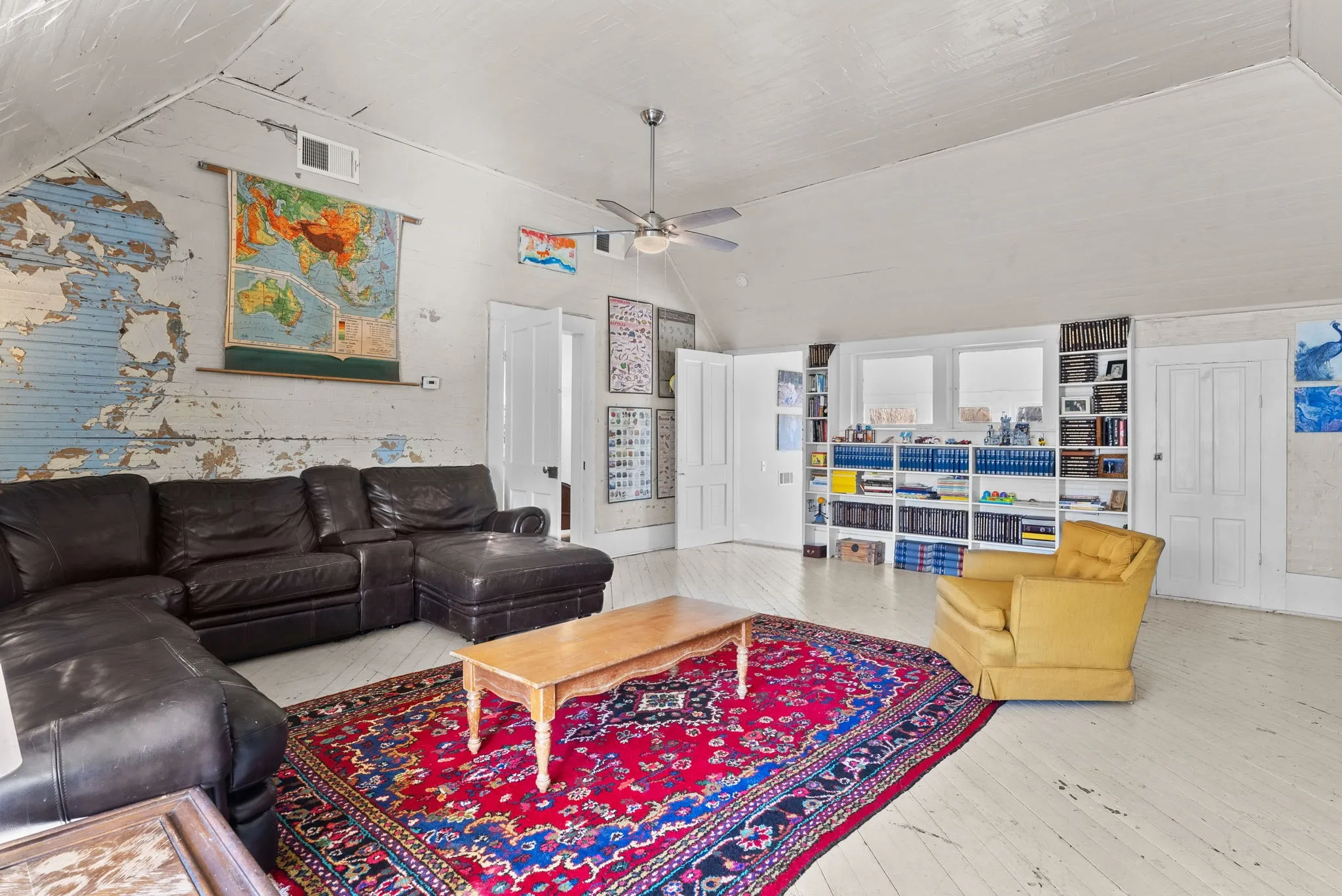 Single Family Residence For Sale in Smith County , 911 W Houston, Tyler, Texas 75702, 3 Bedroom, 2 Bathroom, Garage spaces, 3,360 Sqft, built in 1900, mls#21396548, Real Estate Agent in Tyler, Homes For Sale in Smith county, Homes For Sale in Tyler, Realtor in Tyler Texas, Real Estate Brokerage Independent Realty Texas, Luminita Cordes Realtor