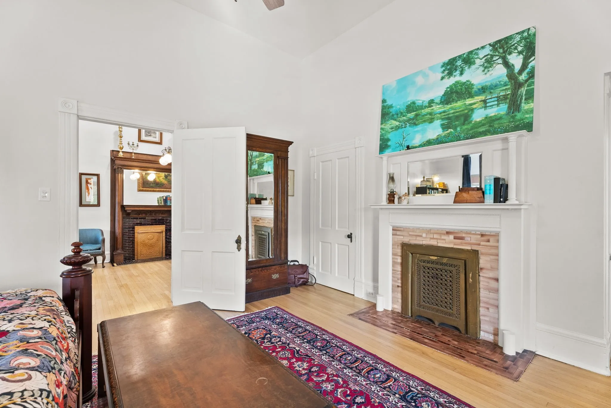 Single Family Residence For Sale in Smith County , 911 W Houston, Tyler, Texas 75702, 3 Bedroom, 2 Bathroom, Garage spaces, 3,360 Sqft, built in 1900, mls#21396548, Real Estate Agent in Tyler, Homes For Sale in Smith county, Homes For Sale in Tyler, Realtor in Tyler Texas, Real Estate Brokerage Independent Realty Texas, Luminita Cordes Realtor
