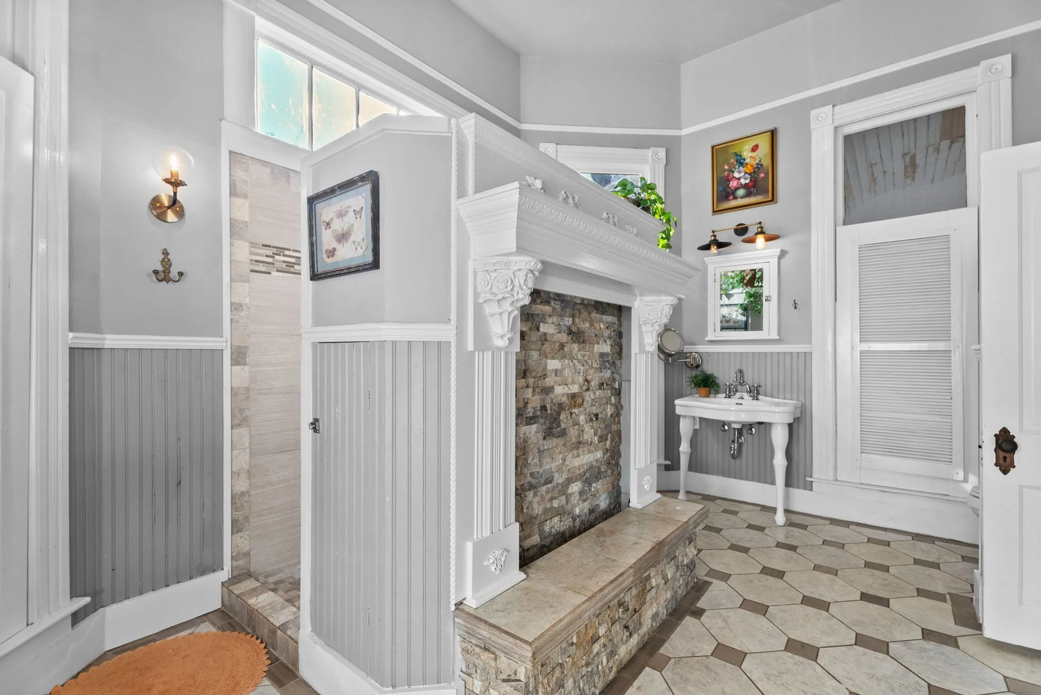 Single Family Residence For Sale in Smith County , 911 W Houston, Tyler, Texas 75702, 3 Bedroom, 2 Bathroom, Garage spaces, 3,360 Sqft, built in 1900, mls#21396548, Real Estate Agent in Tyler, Homes For Sale in Smith county, Homes For Sale in Tyler, Realtor in Tyler Texas, Real Estate Brokerage Independent Realty Texas, Luminita Cordes Realtor