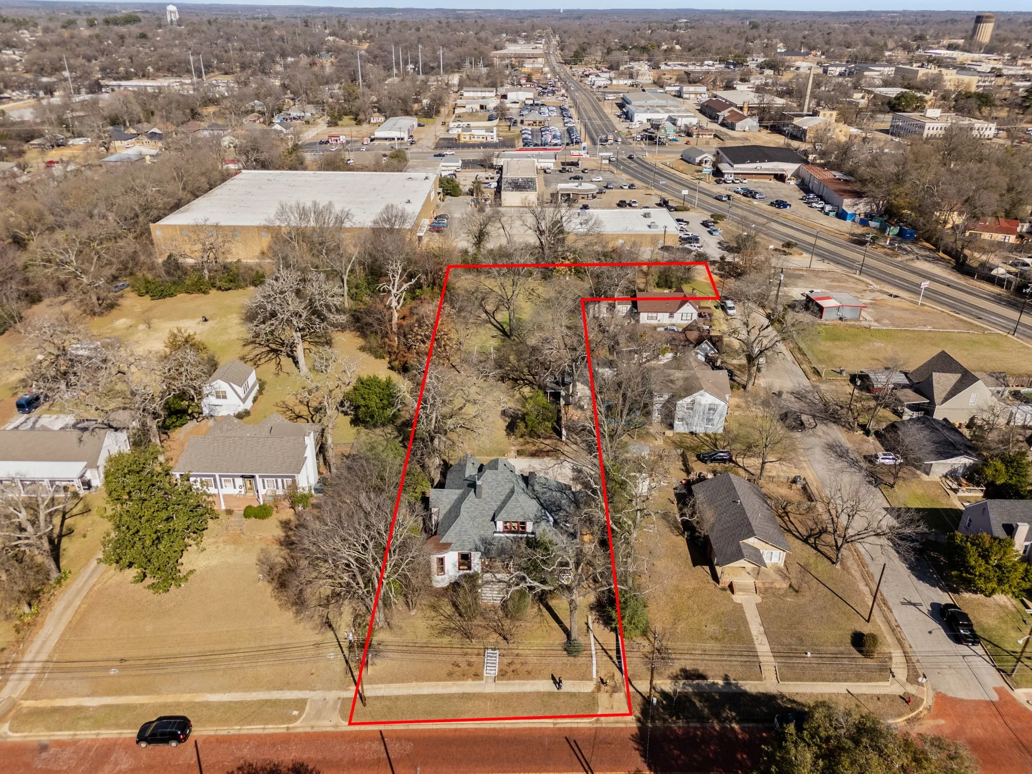 Single Family Residence For Sale in Smith County , 911 W Houston, Tyler, Texas 75702, 3 Bedroom, 2 Bathroom, Garage spaces, 3,360 Sqft, built in 1900, mls#21396548, Real Estate Agent in Tyler, Homes For Sale in Smith county, Homes For Sale in Tyler, Realtor in Tyler Texas, Real Estate Brokerage Independent Realty Texas, Luminita Cordes Realtor