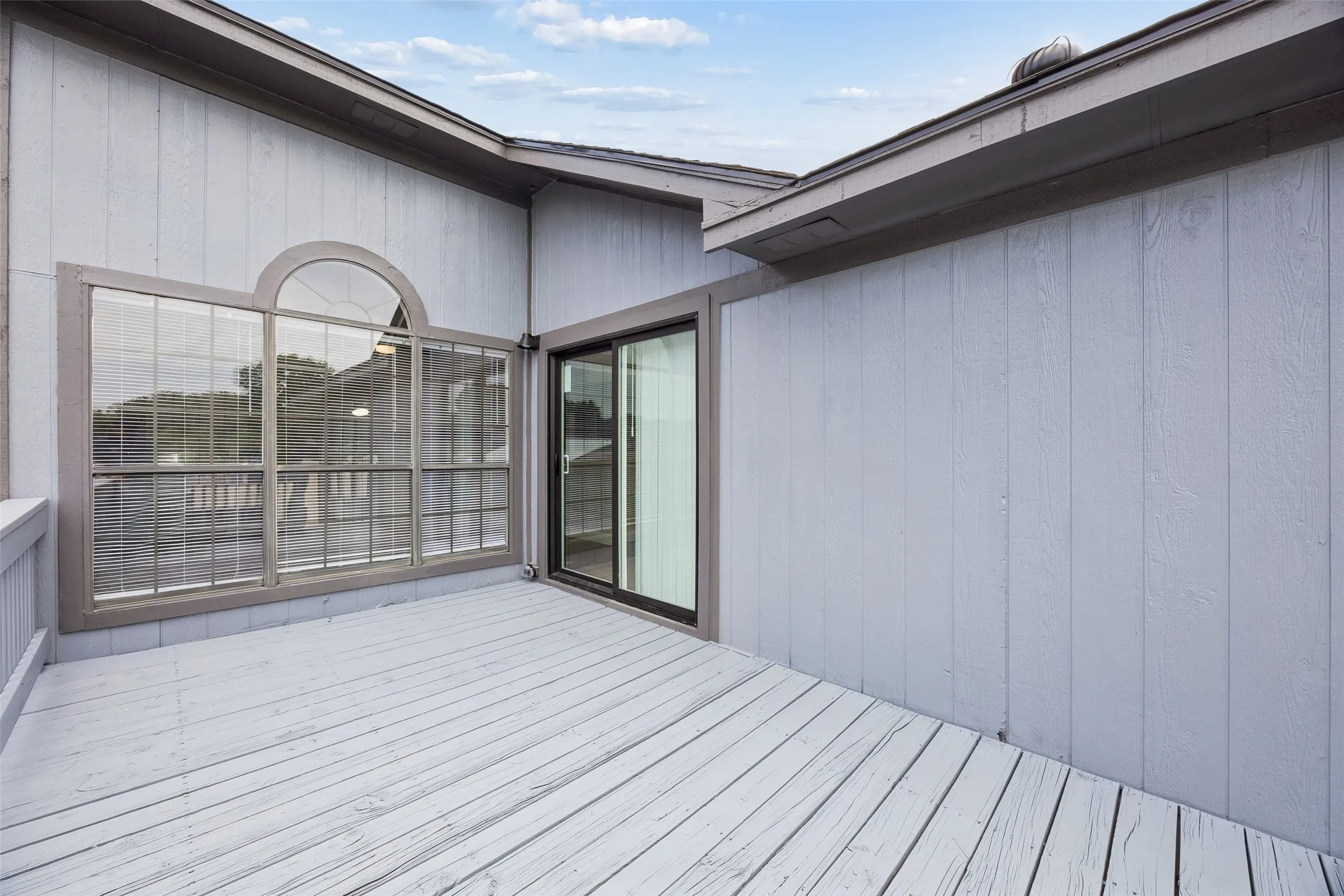 Upstairs deck and outdoor area