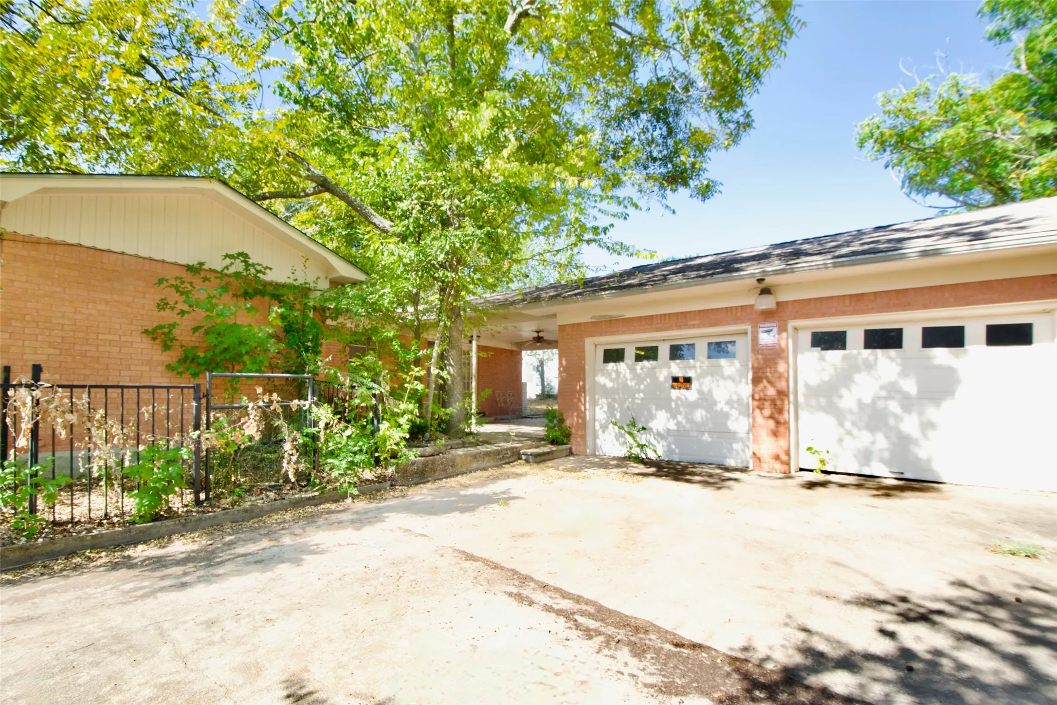 Single Family Residence For Sale in Freestone County , 819 Pecan Street, Teague, Texas 75860, 3 Bedroom, 1 Bathroom, Garage spaces, 2,798 Sqft, built in 1971, mls#21376470, Real Estate Agent in Teague, Homes For Sale in Freestone county, Homes For Sale in Teague, Realtor in Teague Texas, Real Estate Brokerage Independent Realty Texas, Luminita Cordes Realtor