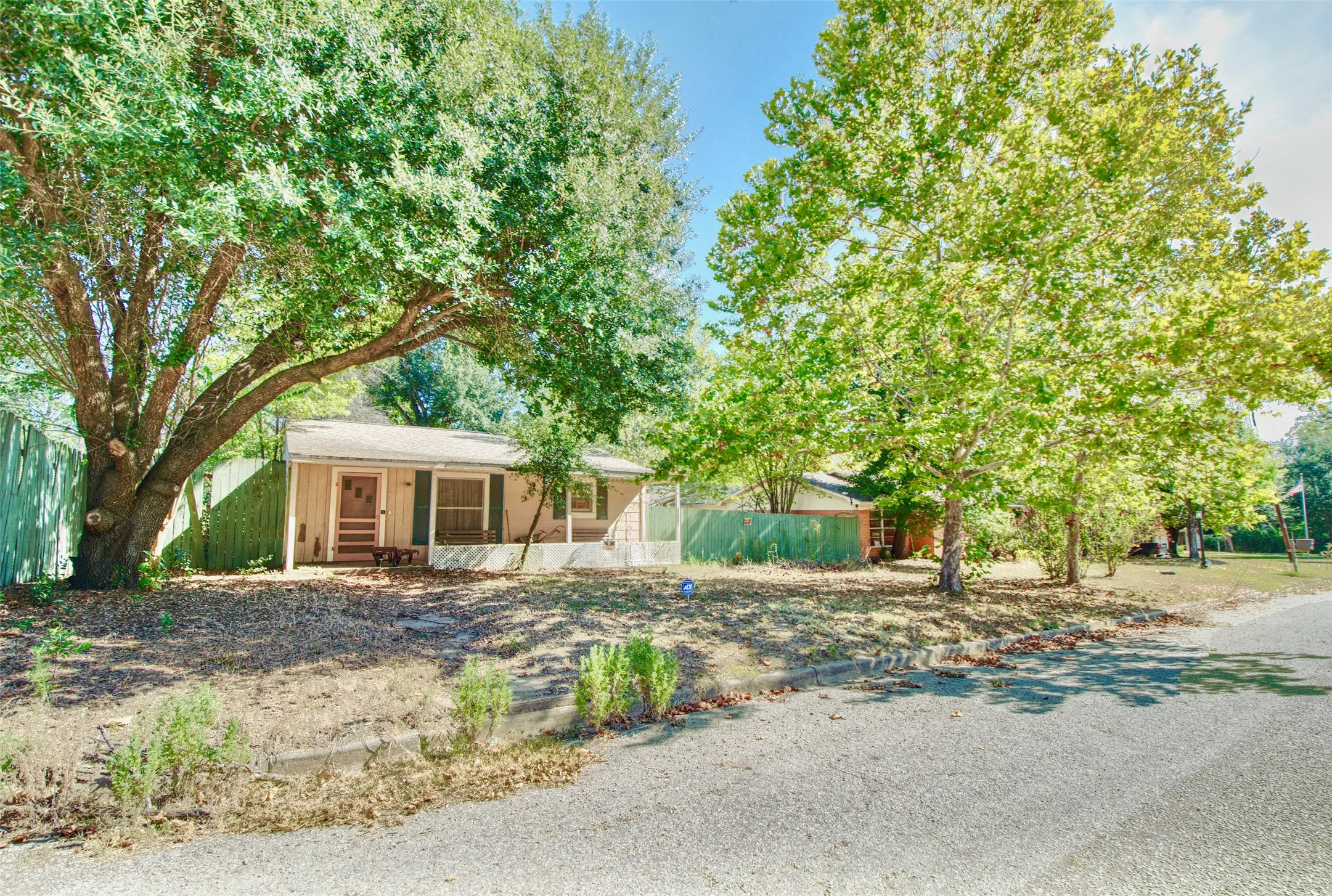 Single Family Residence For Sale in Freestone County , 819 Pecan Street, Teague, Texas 75860, 3 Bedroom, 1 Bathroom, Garage spaces, 2,798 Sqft, built in 1971, mls#21376470, Real Estate Agent in Teague, Homes For Sale in Freestone county, Homes For Sale in Teague, Realtor in Teague Texas, Real Estate Brokerage Independent Realty Texas, Luminita Cordes Realtor