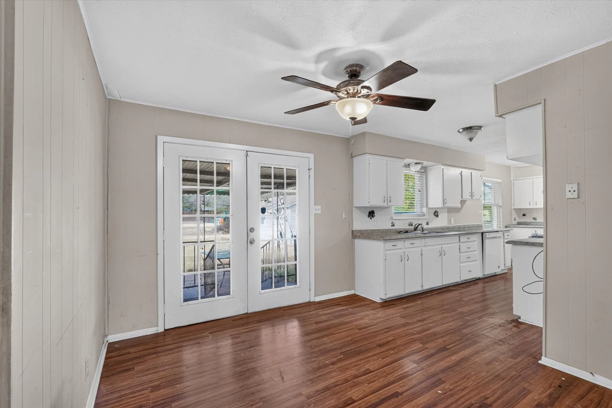 Single Family Residence For Sale in Kaufman County , 821 Circle Drive, Terrell, Texas 75160, 3 Bedroom, 2 Bathroom, Garage spaces, 1,541 Sqft, built in 1964, mls#21399916, Real Estate Agent in Terrell, Homes For Sale in Kaufman county, Homes For Sale in Terrell, Realtor in Terrell Texas, Real Estate Brokerage Independent Realty Texas, Luminita Cordes Realtor