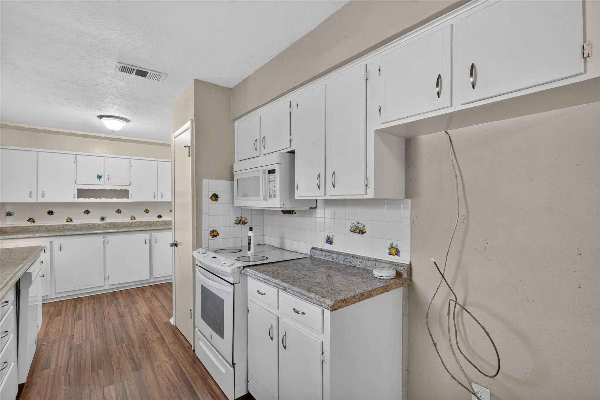 Single Family Residence For Sale in Kaufman County , 821 Circle Drive, Terrell, Texas 75160, 3 Bedroom, 2 Bathroom, Garage spaces, 1,541 Sqft, built in 1964, mls#21399916, Real Estate Agent in Terrell, Homes For Sale in Kaufman county, Homes For Sale in Terrell, Realtor in Terrell Texas, Real Estate Brokerage Independent Realty Texas, Luminita Cordes Realtor
