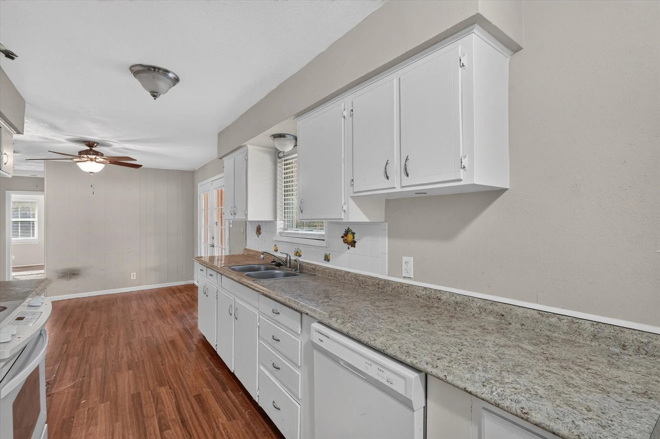 Single Family Residence For Sale in Kaufman County , 821 Circle Drive, Terrell, Texas 75160, 3 Bedroom, 2 Bathroom, Garage spaces, 1,541 Sqft, built in 1964, mls#21399916, Real Estate Agent in Terrell, Homes For Sale in Kaufman county, Homes For Sale in Terrell, Realtor in Terrell Texas, Real Estate Brokerage Independent Realty Texas, Luminita Cordes Realtor