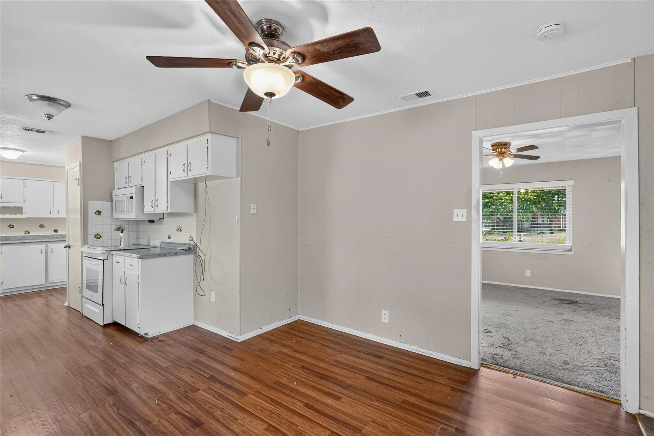 Single Family Residence For Sale in Kaufman County , 821 Circle Drive, Terrell, Texas 75160, 3 Bedroom, 2 Bathroom, Garage spaces, 1,541 Sqft, built in 1964, mls#21399916, Real Estate Agent in Terrell, Homes For Sale in Kaufman county, Homes For Sale in Terrell, Realtor in Terrell Texas, Real Estate Brokerage Independent Realty Texas, Luminita Cordes Realtor
