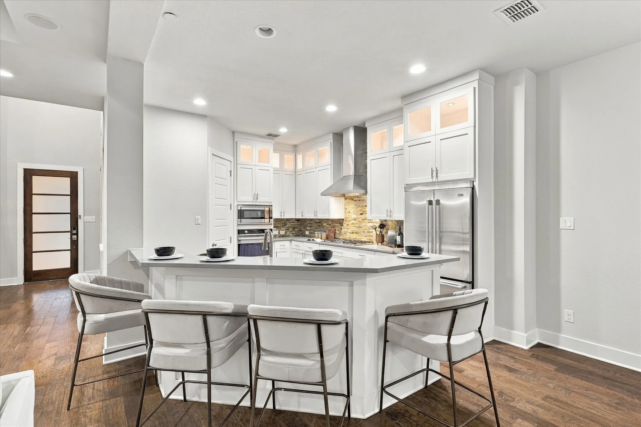 Single Family Residence For Rent in Dallas County , 6251 Lakeshore Drive, Dallas, Texas 75214, 4 Bedroom, 4 Bathroom, 2 Garage spaces, 3,325 Sqft, built in 2011, mls#21399164, Real Estate Agent in Dallas, Homes For Rent in Dallas county, Homes For Rent in Dallas, Realtor in Dallas Texas, Real Estate Brokerage Independent Realty Texas, Luminita Cordes Realtor
