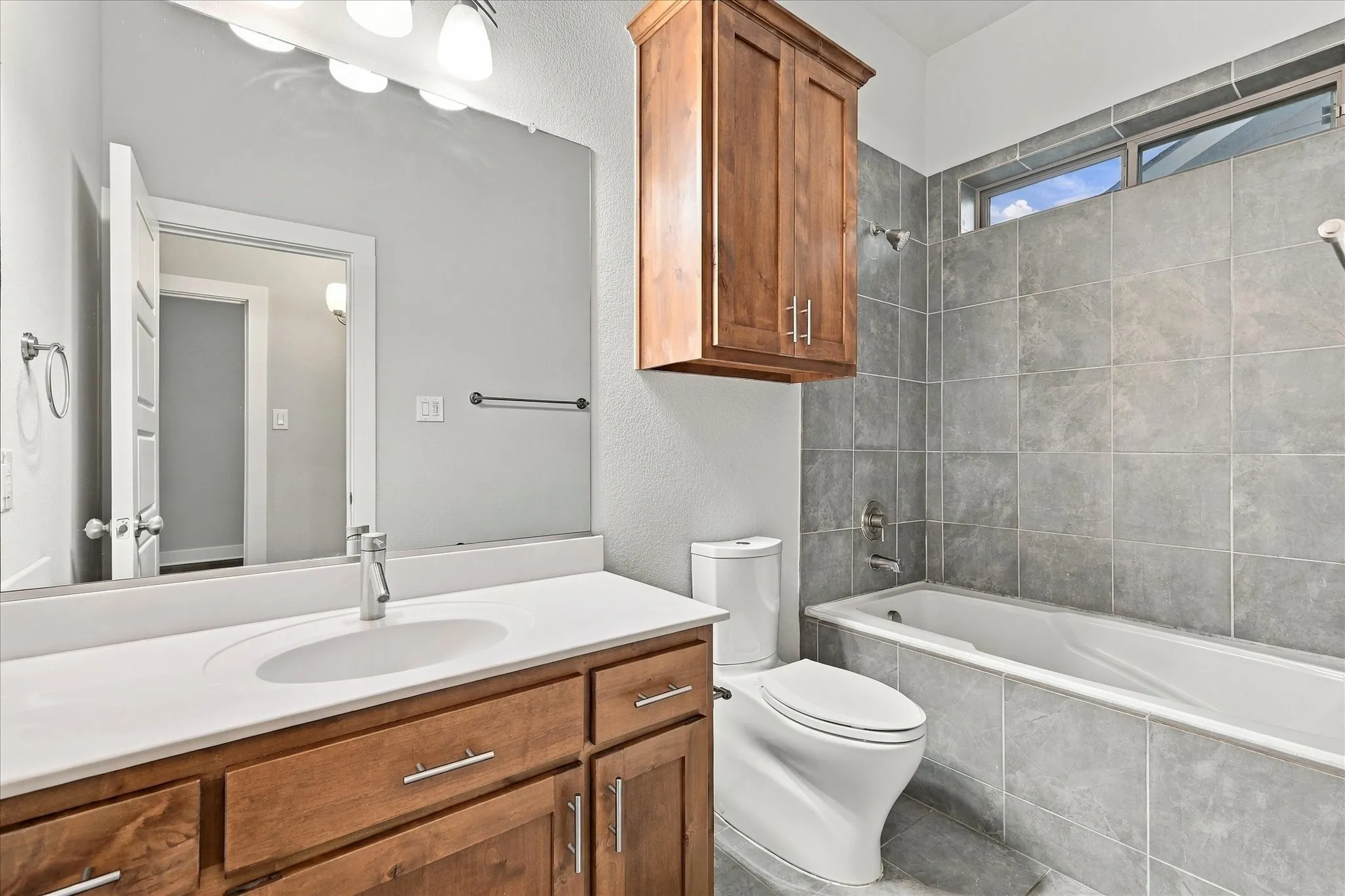 Single Family Residence For Sale in Dallas County , 6251 Lakeshore Drive, Dallas, Texas 75214, 4 Bedroom, 4 Bathroom, 2 Garage spaces, 3,325 Sqft, built in 2011, mls#21396231, Real Estate Agent in Dallas, Homes For Sale in Dallas county, Homes For Sale in Dallas, Realtor in Dallas Texas, Real Estate Brokerage Independent Realty Texas, Luminita Cordes Realtor
