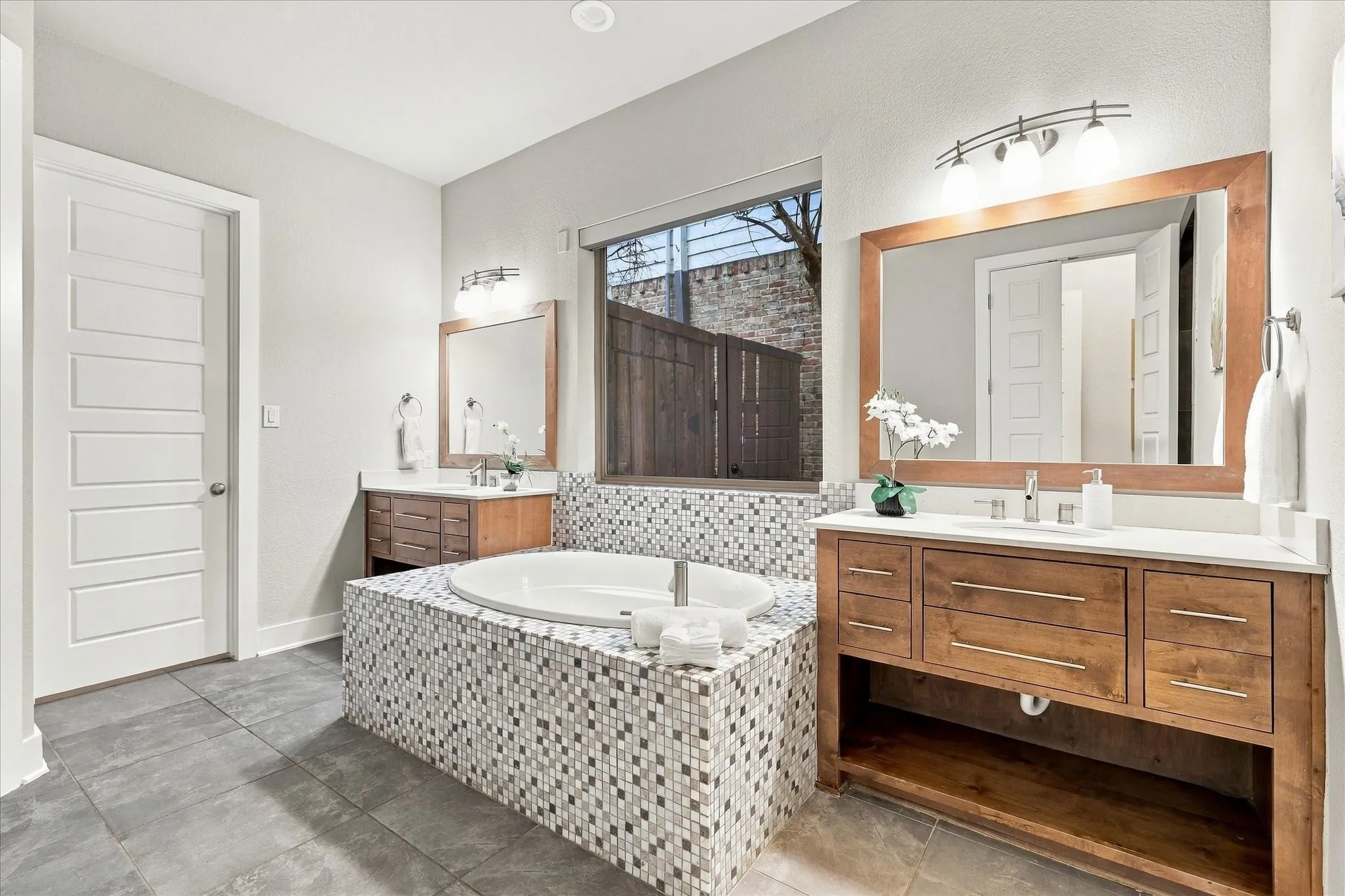 Single Family Residence For Sale in Dallas County , 6251 Lakeshore Drive, Dallas, Texas 75214, 4 Bedroom, 4 Bathroom, 2 Garage spaces, 3,325 Sqft, built in 2011, mls#21396231, Real Estate Agent in Dallas, Homes For Sale in Dallas county, Homes For Sale in Dallas, Realtor in Dallas Texas, Real Estate Brokerage Independent Realty Texas, Luminita Cordes Realtor