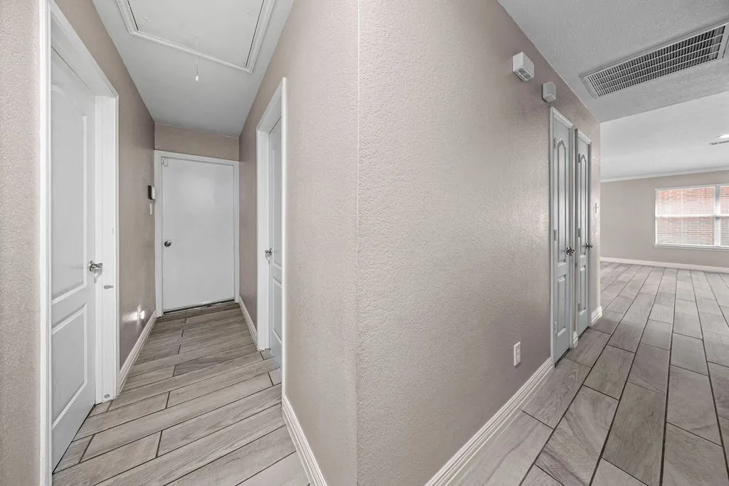 Single Family Residence For Sale in Ellis County , 115 Autumn Trail, Red Oak, Texas 75154, 4 Bedroom, 2 Bathroom, 2 Garage spaces, 2,134 Sqft, built in 2005, mls#21400163, Real Estate Agent in Red Oak, Homes For Sale in Ellis county, Homes For Sale in Red Oak, Realtor in Red Oak Texas, Real Estate Brokerage Independent Realty Texas, Luminita Cordes Realtor