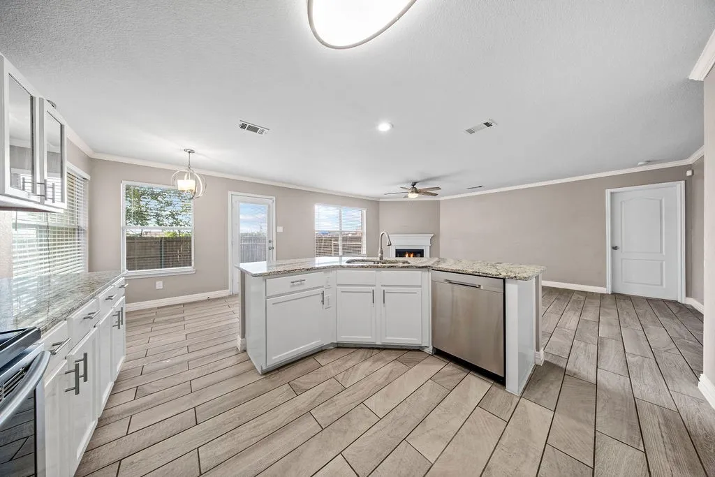 Single Family Residence For Sale in Ellis County , 115 Autumn Trail, Red Oak, Texas 75154, 4 Bedroom, 2 Bathroom, 2 Garage spaces, 2,134 Sqft, built in 2005, mls#21400163, Real Estate Agent in Red Oak, Homes For Sale in Ellis county, Homes For Sale in Red Oak, Realtor in Red Oak Texas, Real Estate Brokerage Independent Realty Texas, Luminita Cordes Realtor