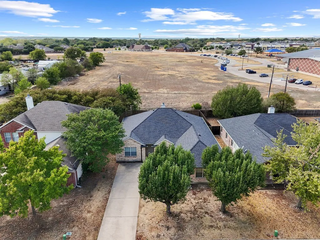 Single Family Residence For Sale in Ellis County , 115 Autumn Trail, Red Oak, Texas 75154, 4 Bedroom, 2 Bathroom, 2 Garage spaces, 2,134 Sqft, built in 2005, mls#21400163, Real Estate Agent in Red Oak, Homes For Sale in Ellis county, Homes For Sale in Red Oak, Realtor in Red Oak Texas, Real Estate Brokerage Independent Realty Texas, Luminita Cordes Realtor