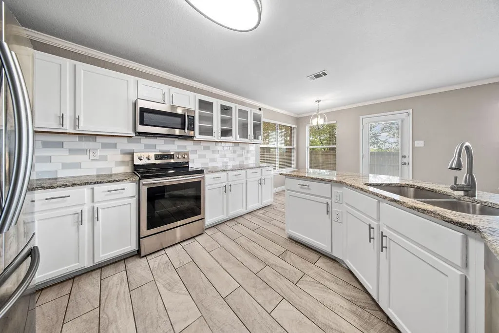 Single Family Residence For Sale in Ellis County , 115 Autumn Trail, Red Oak, Texas 75154, 4 Bedroom, 2 Bathroom, 2 Garage spaces, 2,134 Sqft, built in 2005, mls#21400163, Real Estate Agent in Red Oak, Homes For Sale in Ellis county, Homes For Sale in Red Oak, Realtor in Red Oak Texas, Real Estate Brokerage Independent Realty Texas, Luminita Cordes Realtor
