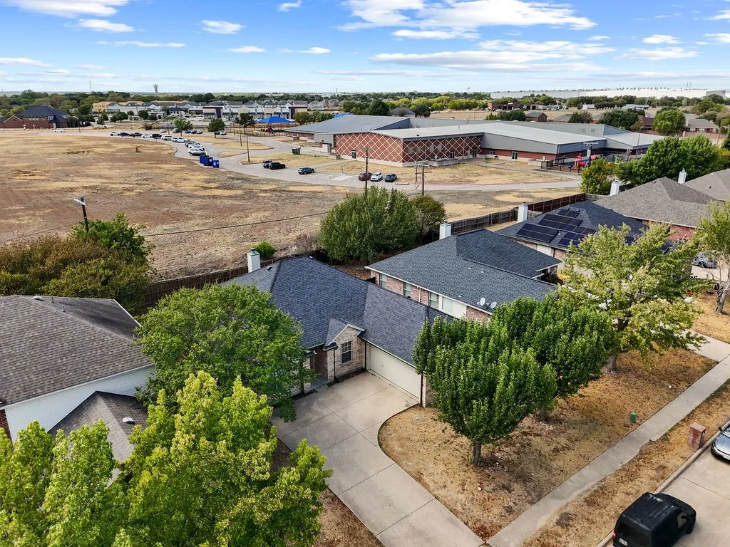 Single Family Residence For Sale in Ellis County , 115 Autumn Trail, Red Oak, Texas 75154, 4 Bedroom, 2 Bathroom, 2 Garage spaces, 2,134 Sqft, built in 2005, mls#21400163, Real Estate Agent in Red Oak, Homes For Sale in Ellis county, Homes For Sale in Red Oak, Realtor in Red Oak Texas, Real Estate Brokerage Independent Realty Texas, Luminita Cordes Realtor
