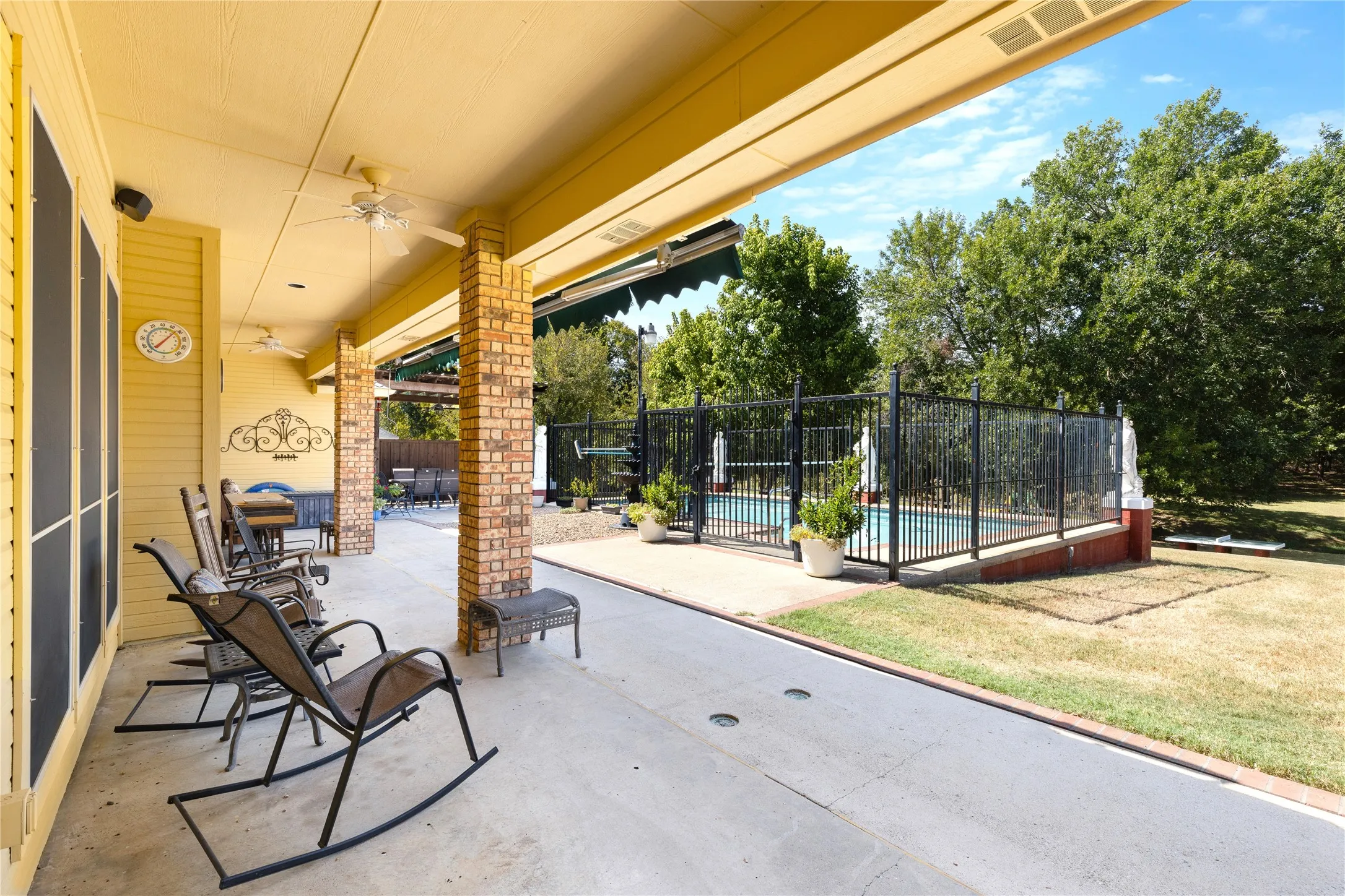 Single Family Residence For Sale in Collin County , 1315 Red Oak Circle, Farmersville, Texas 75442, 3 Bedroom, 3 Bathroom, 3 Garage spaces, 2,062 Sqft, built in 1993, mls#21398963, Real Estate Agent in Farmersville, Homes For Sale in Collin county, Homes For Sale in Farmersville, Realtor in Farmersville Texas, Real Estate Brokerage Independent Realty Texas, Luminita Cordes Realtor