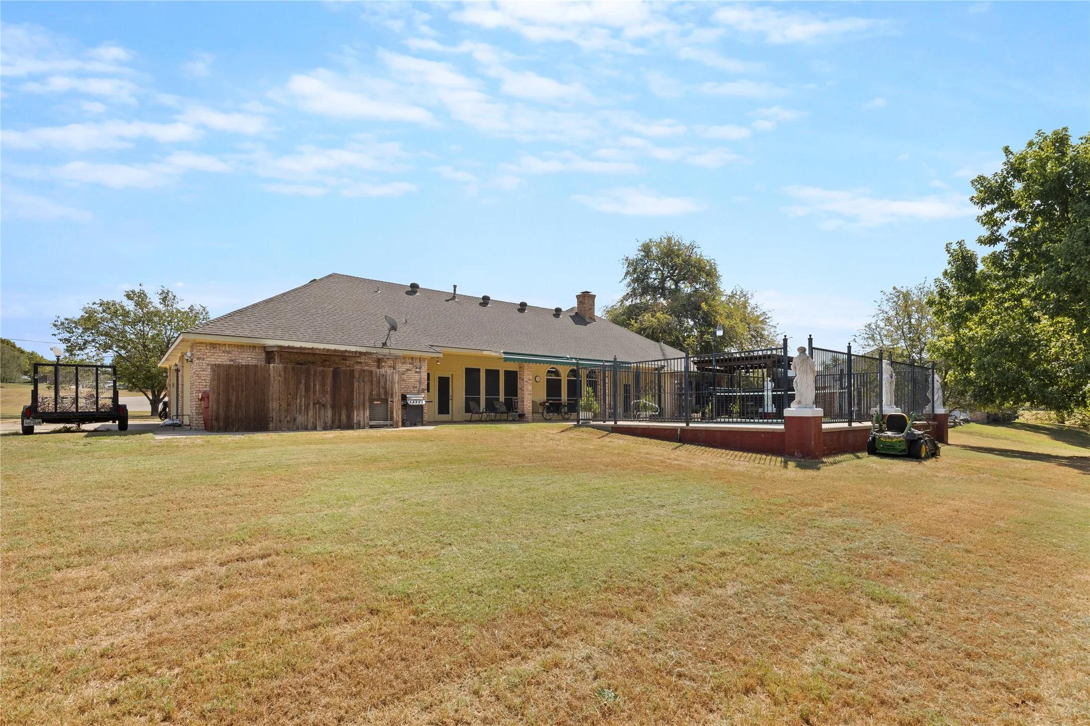 Single Family Residence For Sale in Collin County , 1315 Red Oak Circle, Farmersville, Texas 75442, 3 Bedroom, 3 Bathroom, 3 Garage spaces, 2,062 Sqft, built in 1993, mls#21398963, Real Estate Agent in Farmersville, Homes For Sale in Collin county, Homes For Sale in Farmersville, Realtor in Farmersville Texas, Real Estate Brokerage Independent Realty Texas, Luminita Cordes Realtor