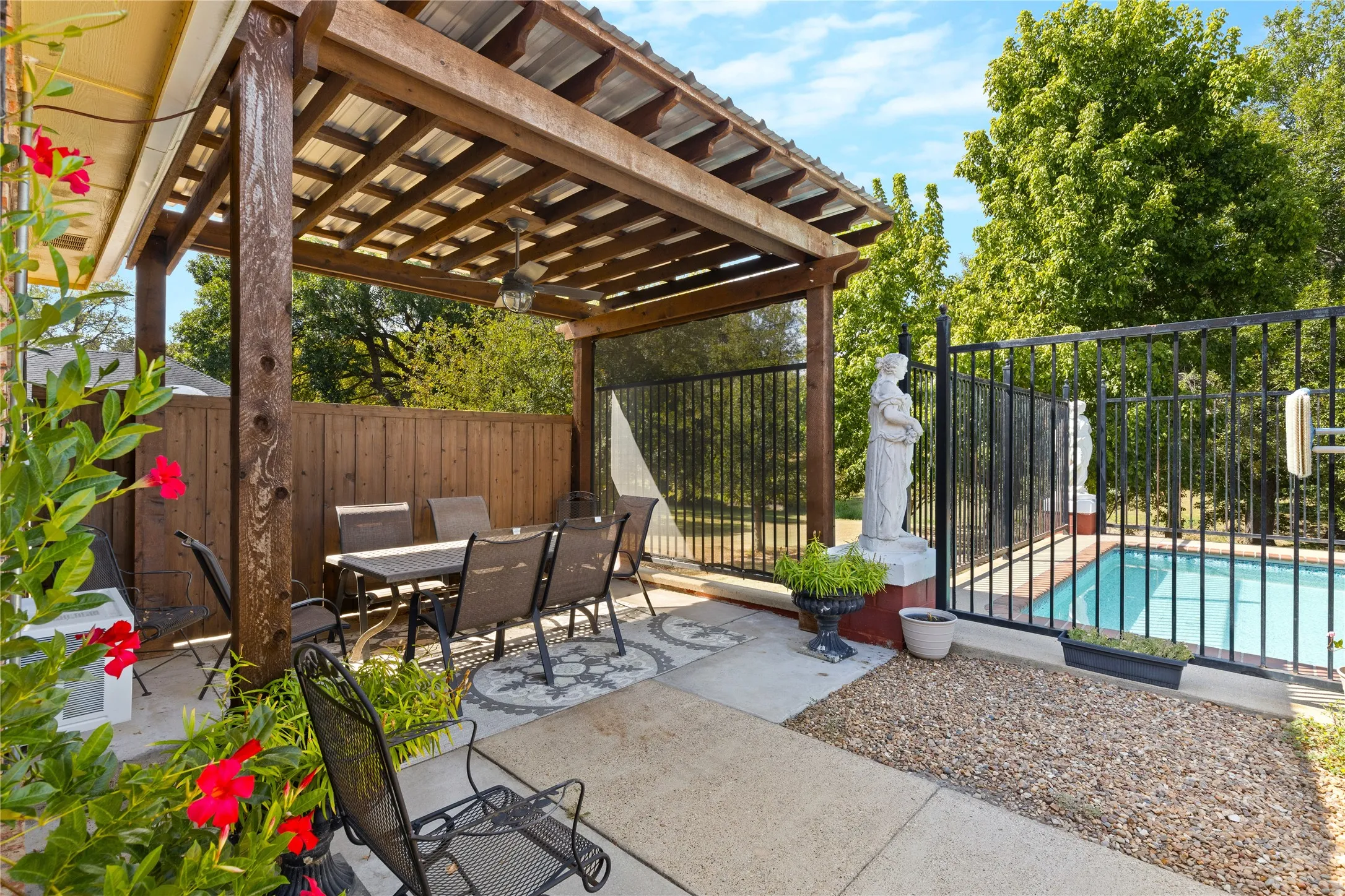 Single Family Residence For Sale in Collin County , 1315 Red Oak Circle, Farmersville, Texas 75442, 3 Bedroom, 3 Bathroom, 3 Garage spaces, 2,062 Sqft, built in 1993, mls#21398963, Real Estate Agent in Farmersville, Homes For Sale in Collin county, Homes For Sale in Farmersville, Realtor in Farmersville Texas, Real Estate Brokerage Independent Realty Texas, Luminita Cordes Realtor