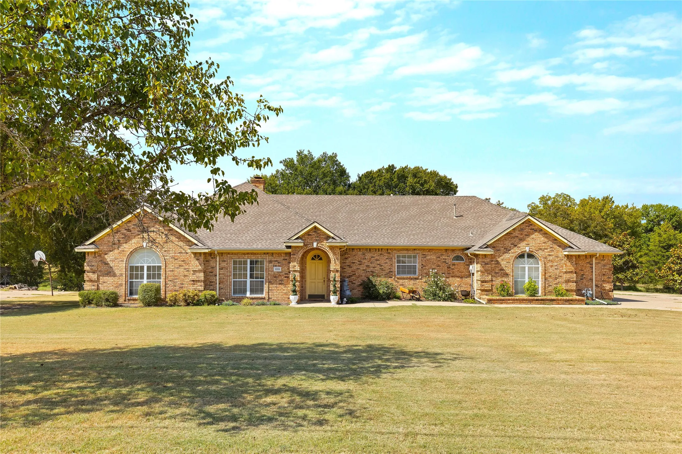 Single Family Residence For Sale in Collin County , 1315 Red Oak Circle, Farmersville, Texas 75442, 3 Bedroom, 3 Bathroom, 3 Garage spaces, 2,062 Sqft, built in 1993, mls#21398963, Real Estate Agent in Farmersville, Homes For Sale in Collin county, Homes For Sale in Farmersville, Realtor in Farmersville Texas, Real Estate Brokerage Independent Realty Texas, Luminita Cordes Realtor