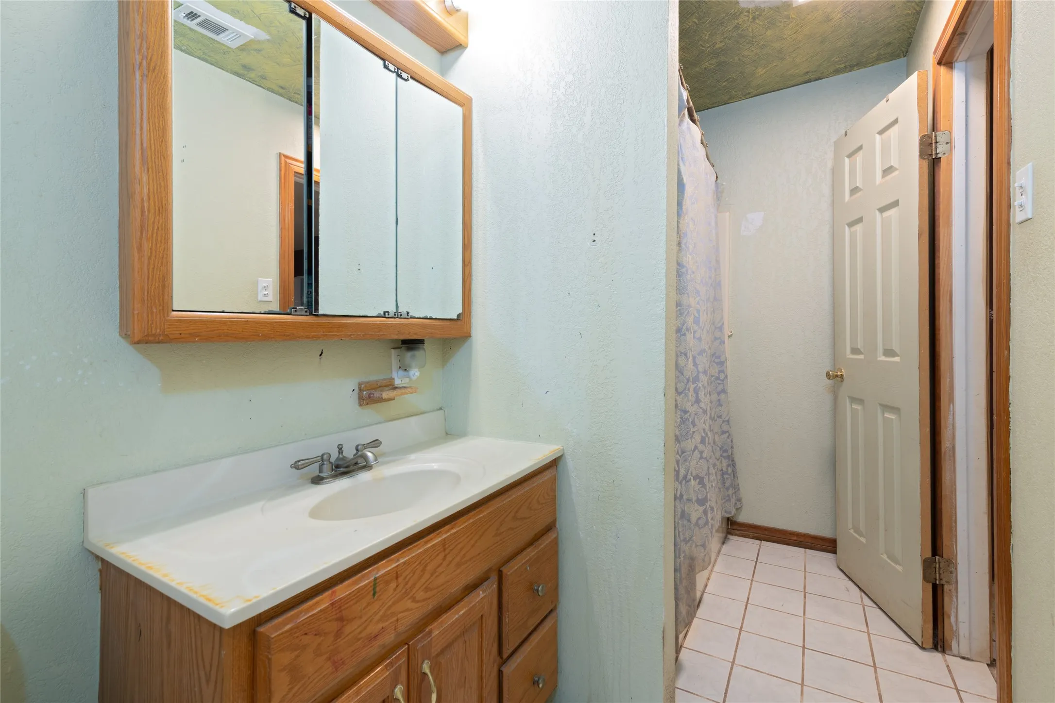 Single Family Residence For Sale in Taylor County , 2001 Westview Drive, Abilene, Texas 79603, 3 Bedroom, 2 Bathroom, Garage spaces, 1,788 Sqft, built in 1956, mls#21387922, Real Estate Agent in Abilene, Homes For Sale in Taylor county, Homes For Sale in Abilene, Realtor in Abilene Texas, Real Estate Brokerage Independent Realty Texas, Luminita Cordes Realtor