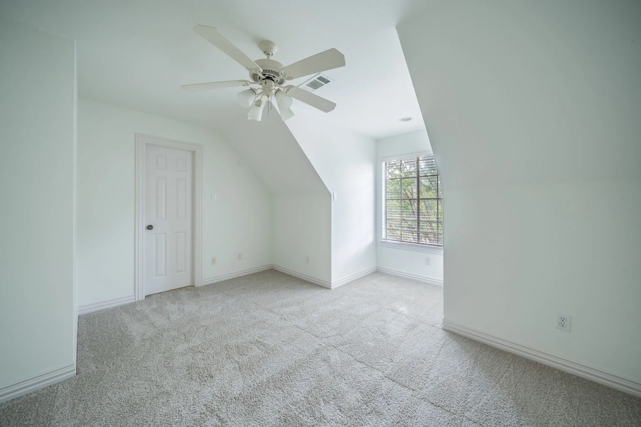 Single Family Residence For Rent in Denton County , 3201 Cedar Ridge Drive, Flower Mound, Texas 75022, 5 Bedroom, 5 Bathroom, 3 Garage spaces, 3,929 Sqft, built in 2001, mls#21401414, Real Estate Agent in Flower Mound, Homes For Rent in Denton county, Homes For Rent in Flower Mound, Realtor in Flower Mound Texas, Real Estate Brokerage Independent Realty Texas, Luminita Cordes Realtor