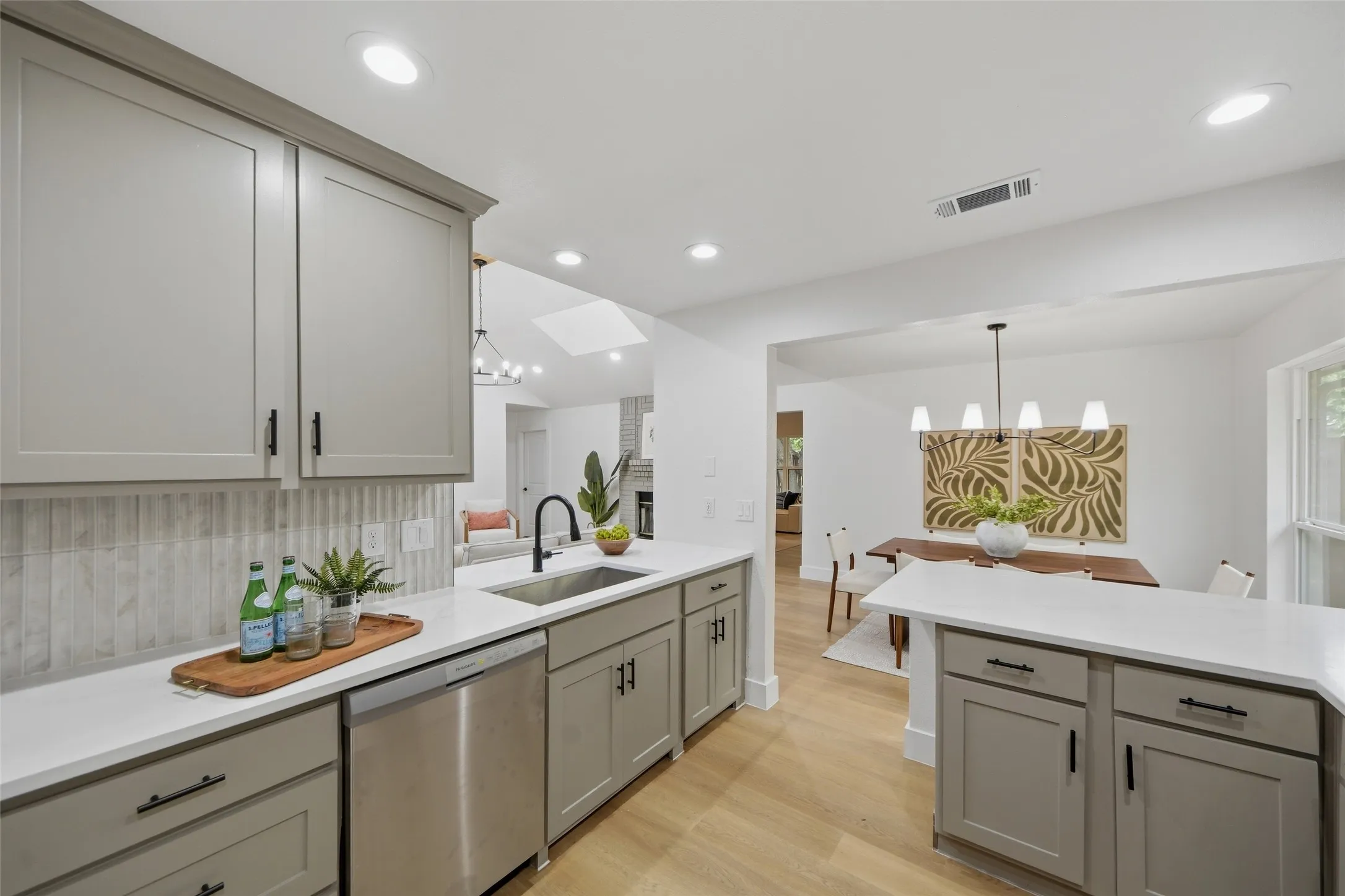 Single Family Residence For Sale in Denton County , 1405 Sedalia Court, Flower Mound, Texas 75028, 4 Bedroom, 2 Bathroom, 2 Garage spaces, 1,950 Sqft, built in 1987, mls#21401364, Real Estate Agent in Flower Mound, Homes For Sale in Denton county, Homes For Sale in Flower Mound, Realtor in Flower Mound Texas, Real Estate Brokerage Independent Realty Texas, Luminita Cordes Realtor