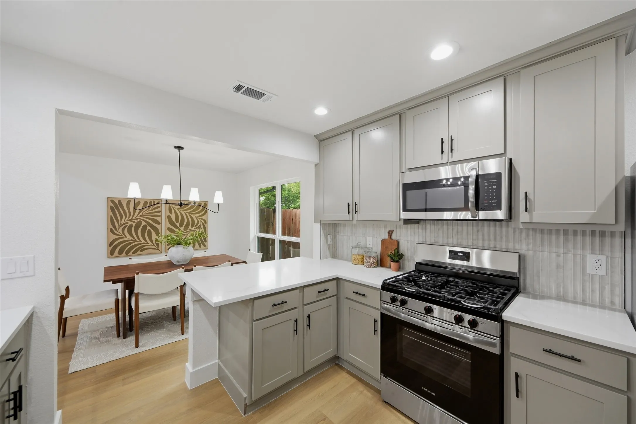 Single Family Residence For Sale in Denton County , 1405 Sedalia Court, Flower Mound, Texas 75028, 4 Bedroom, 2 Bathroom, 2 Garage spaces, 1,950 Sqft, built in 1987, mls#21401364, Real Estate Agent in Flower Mound, Homes For Sale in Denton county, Homes For Sale in Flower Mound, Realtor in Flower Mound Texas, Real Estate Brokerage Independent Realty Texas, Luminita Cordes Realtor