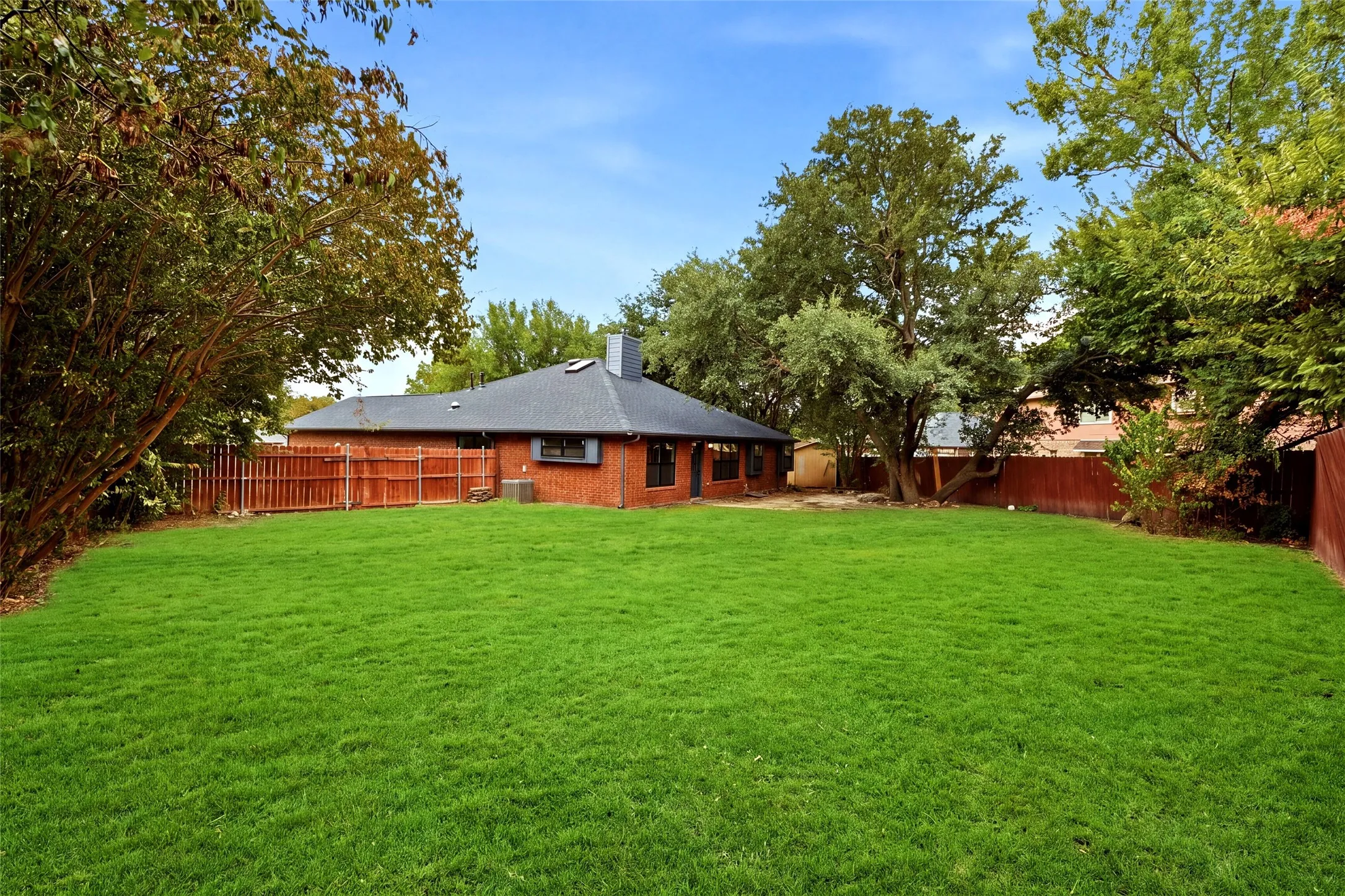 Single Family Residence For Sale in Denton County , 1405 Sedalia Court, Flower Mound, Texas 75028, 4 Bedroom, 2 Bathroom, 2 Garage spaces, 1,950 Sqft, built in 1987, mls#21401364, Real Estate Agent in Flower Mound, Homes For Sale in Denton county, Homes For Sale in Flower Mound, Realtor in Flower Mound Texas, Real Estate Brokerage Independent Realty Texas, Luminita Cordes Realtor