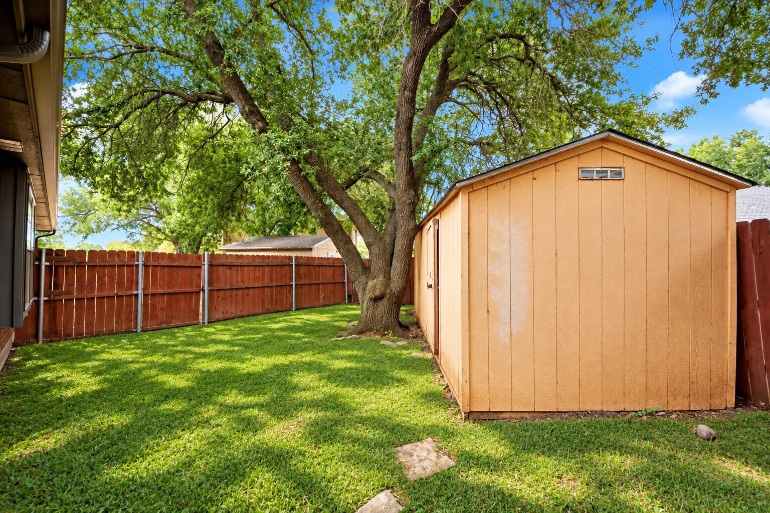 Single Family Residence For Sale in Denton County , 1405 Sedalia Court, Flower Mound, Texas 75028, 4 Bedroom, 2 Bathroom, 2 Garage spaces, 1,950 Sqft, built in 1987, mls#21401364, Real Estate Agent in Flower Mound, Homes For Sale in Denton county, Homes For Sale in Flower Mound, Realtor in Flower Mound Texas, Real Estate Brokerage Independent Realty Texas, Luminita Cordes Realtor