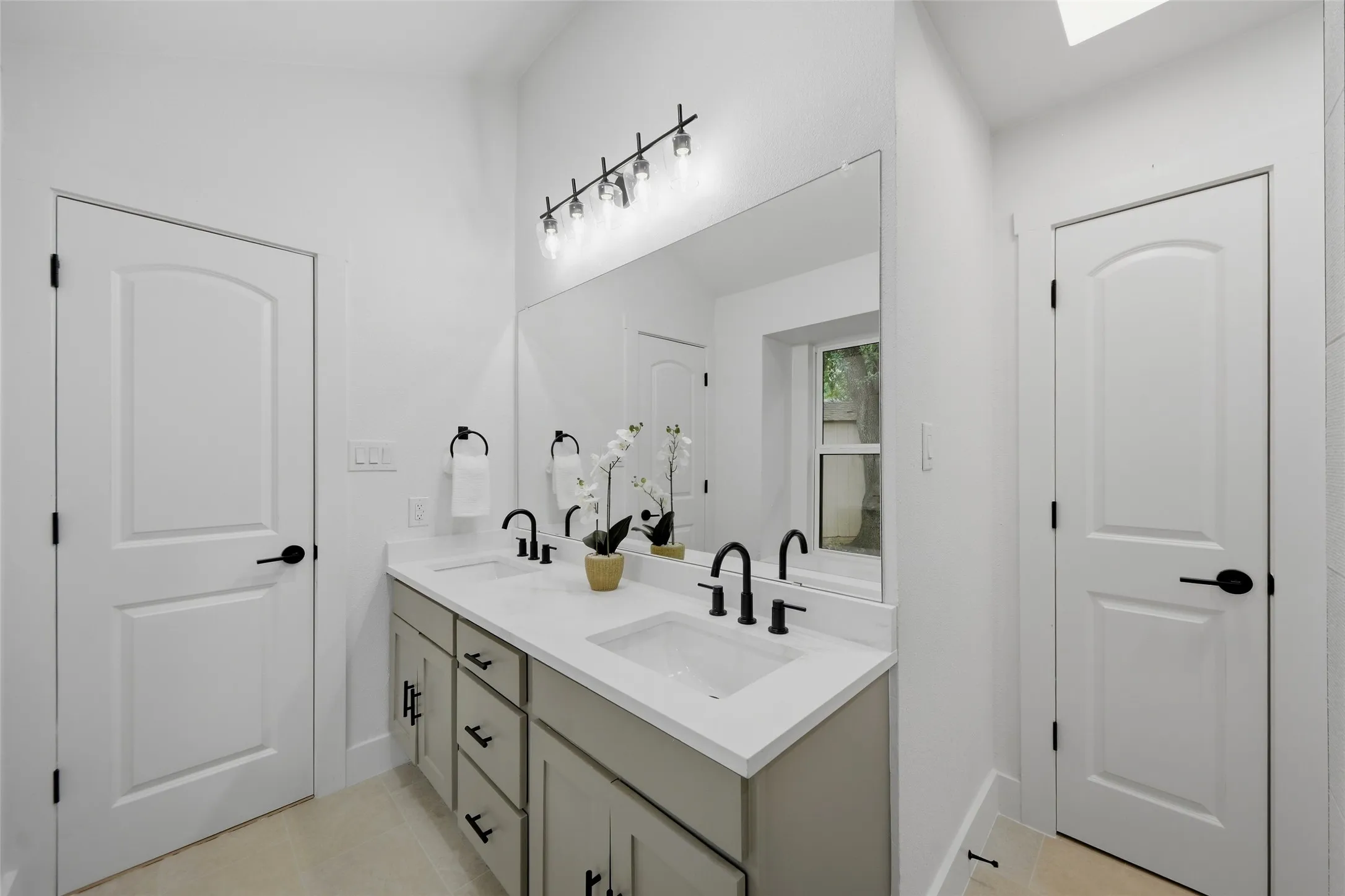 Single Family Residence For Sale in Denton County , 1405 Sedalia Court, Flower Mound, Texas 75028, 4 Bedroom, 2 Bathroom, 2 Garage spaces, 1,950 Sqft, built in 1987, mls#21401364, Real Estate Agent in Flower Mound, Homes For Sale in Denton county, Homes For Sale in Flower Mound, Realtor in Flower Mound Texas, Real Estate Brokerage Independent Realty Texas, Luminita Cordes Realtor