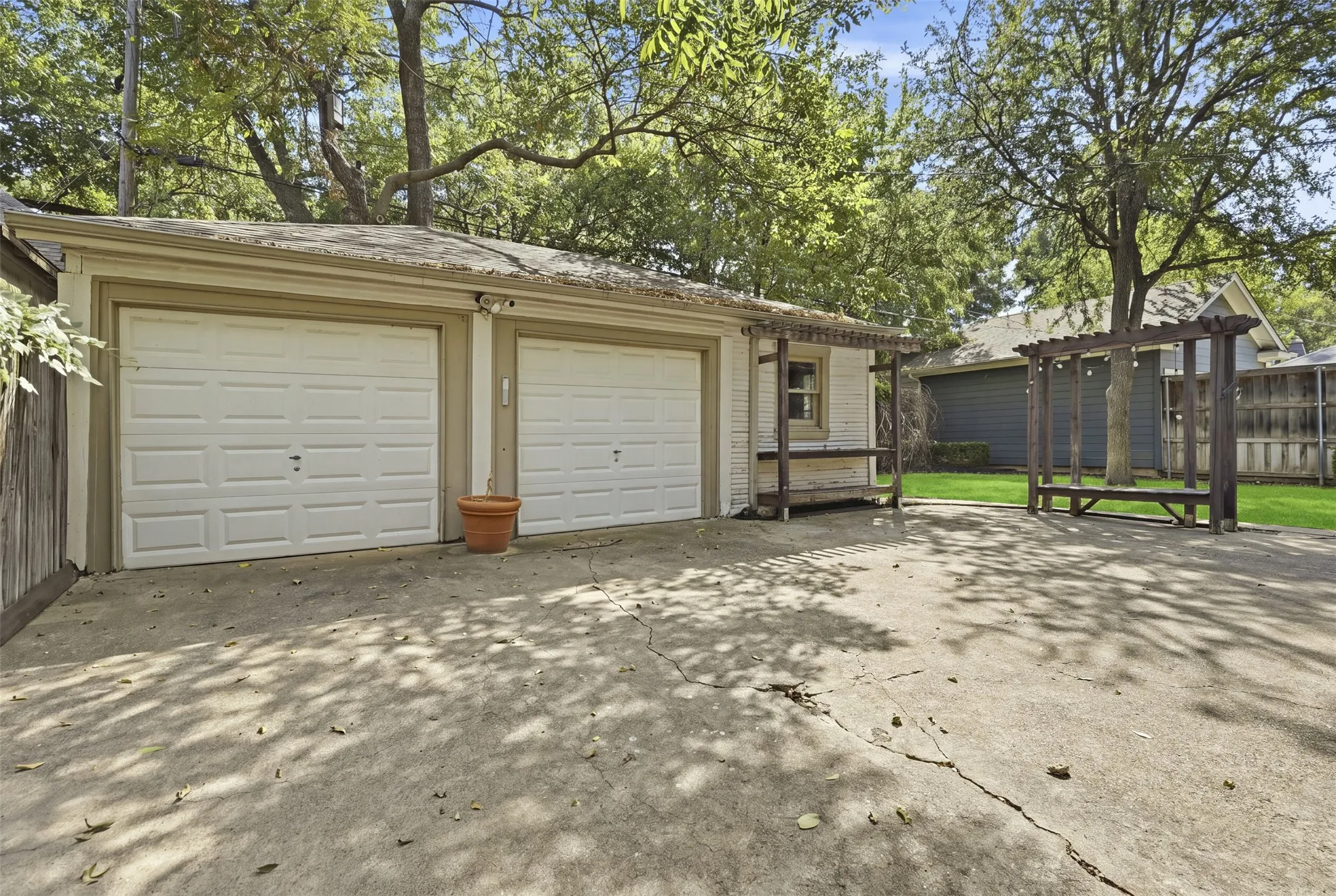 Single Family Residence For Sale in Tarrant County , 2005 Park Place Avenue, Fort Worth, Texas 76110, 2 Bedroom, 2 Bathroom, 2 Garage spaces, 1,774 Sqft, built in 1921, mls#21399604, Real Estate Agent in Fort Worth, Homes For Sale in Tarrant county, Homes For Sale in Fort Worth, Realtor in Fort Worth Texas, Real Estate Brokerage Independent Realty Texas, Luminita Cordes Realtor