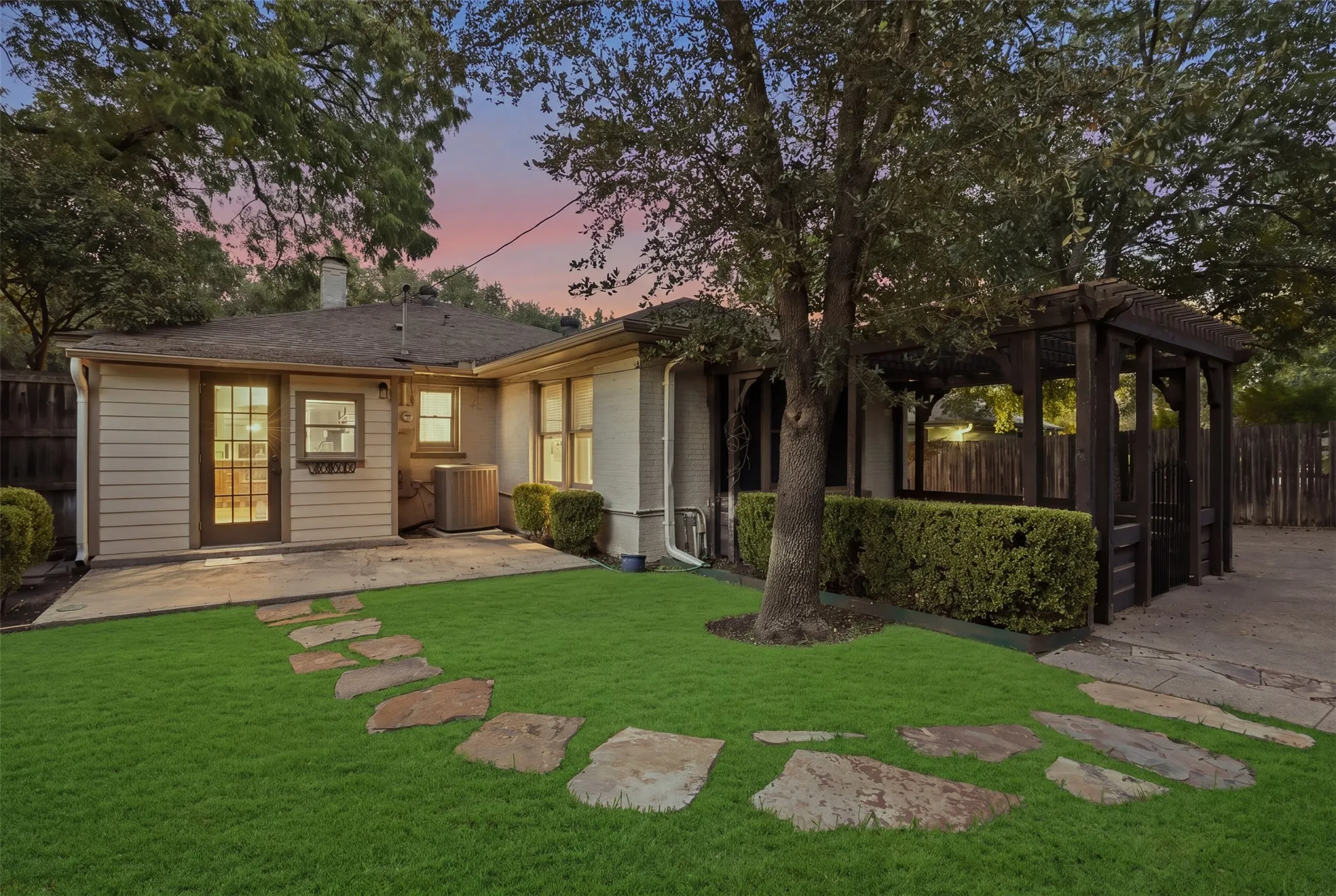 Single Family Residence For Sale in Tarrant County , 2005 Park Place Avenue, Fort Worth, Texas 76110, 2 Bedroom, 2 Bathroom, 2 Garage spaces, 1,774 Sqft, built in 1921, mls#21399604, Real Estate Agent in Fort Worth, Homes For Sale in Tarrant county, Homes For Sale in Fort Worth, Realtor in Fort Worth Texas, Real Estate Brokerage Independent Realty Texas, Luminita Cordes Realtor