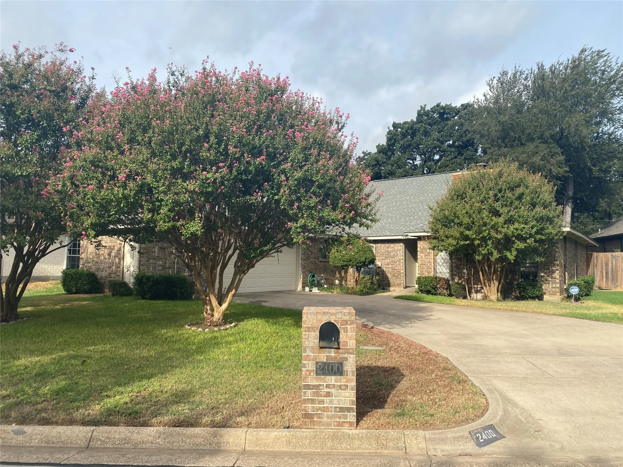 Single Family Residence For Sale in Tarrant County , 2400 Cross Timbers Trail, Arlington, Texas 76006, 3 Bedroom, 2 Bathroom, 2 Garage spaces, 1,725 Sqft, built in 1985, mls#21401286, Real Estate Agent in Arlington, Homes For Sale in Tarrant county, Homes For Sale in Arlington, Realtor in Arlington Texas, Real Estate Brokerage Independent Realty Texas, Luminita Cordes Realtor