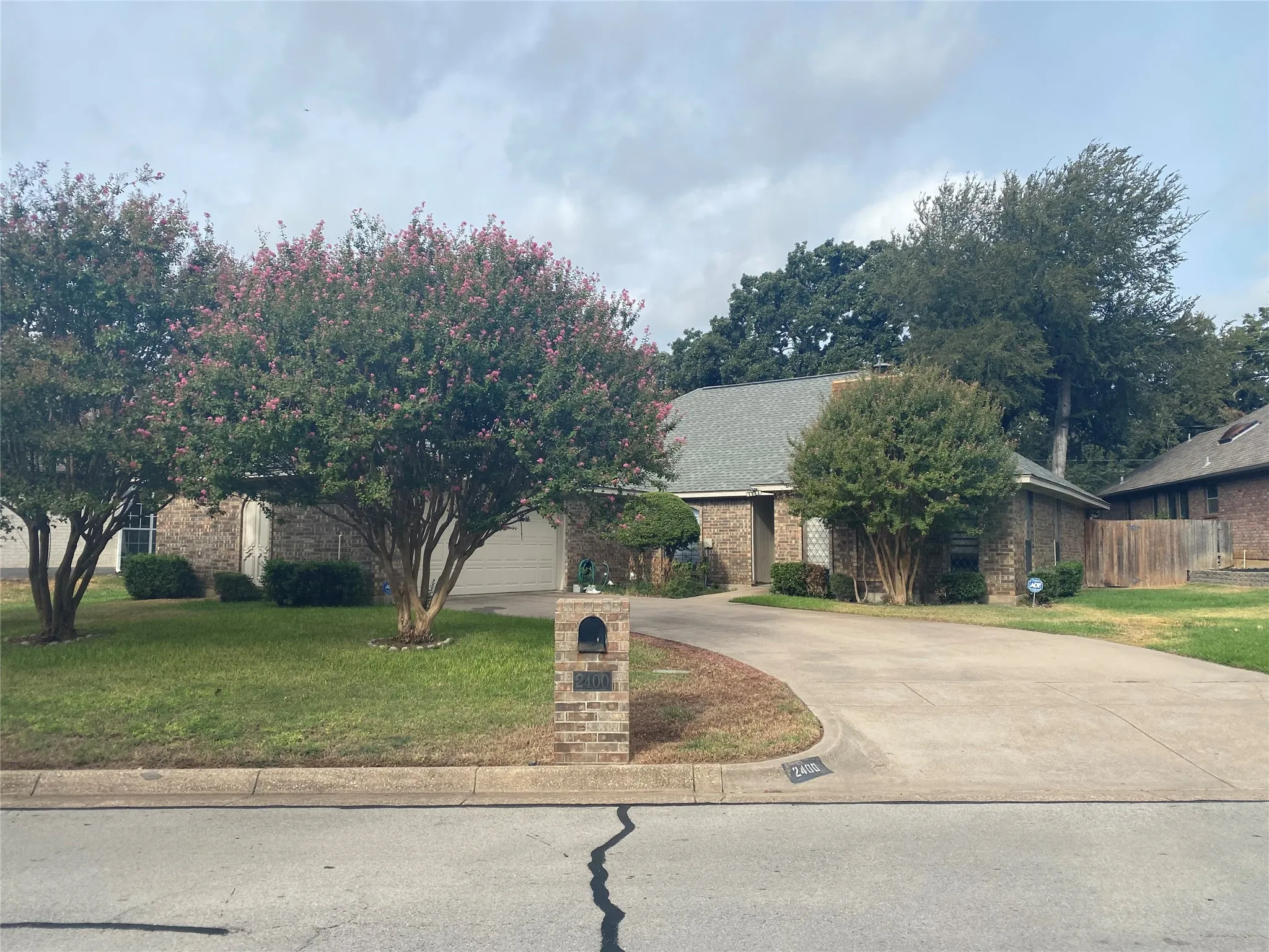 Single Family Residence For Sale in Tarrant County , 2400 Cross Timbers Trail, Arlington, Texas 76006, 3 Bedroom, 2 Bathroom, 2 Garage spaces, 1,725 Sqft, built in 1985, mls#21401286, Real Estate Agent in Arlington, Homes For Sale in Tarrant county, Homes For Sale in Arlington, Realtor in Arlington Texas, Real Estate Brokerage Independent Realty Texas, Luminita Cordes Realtor
