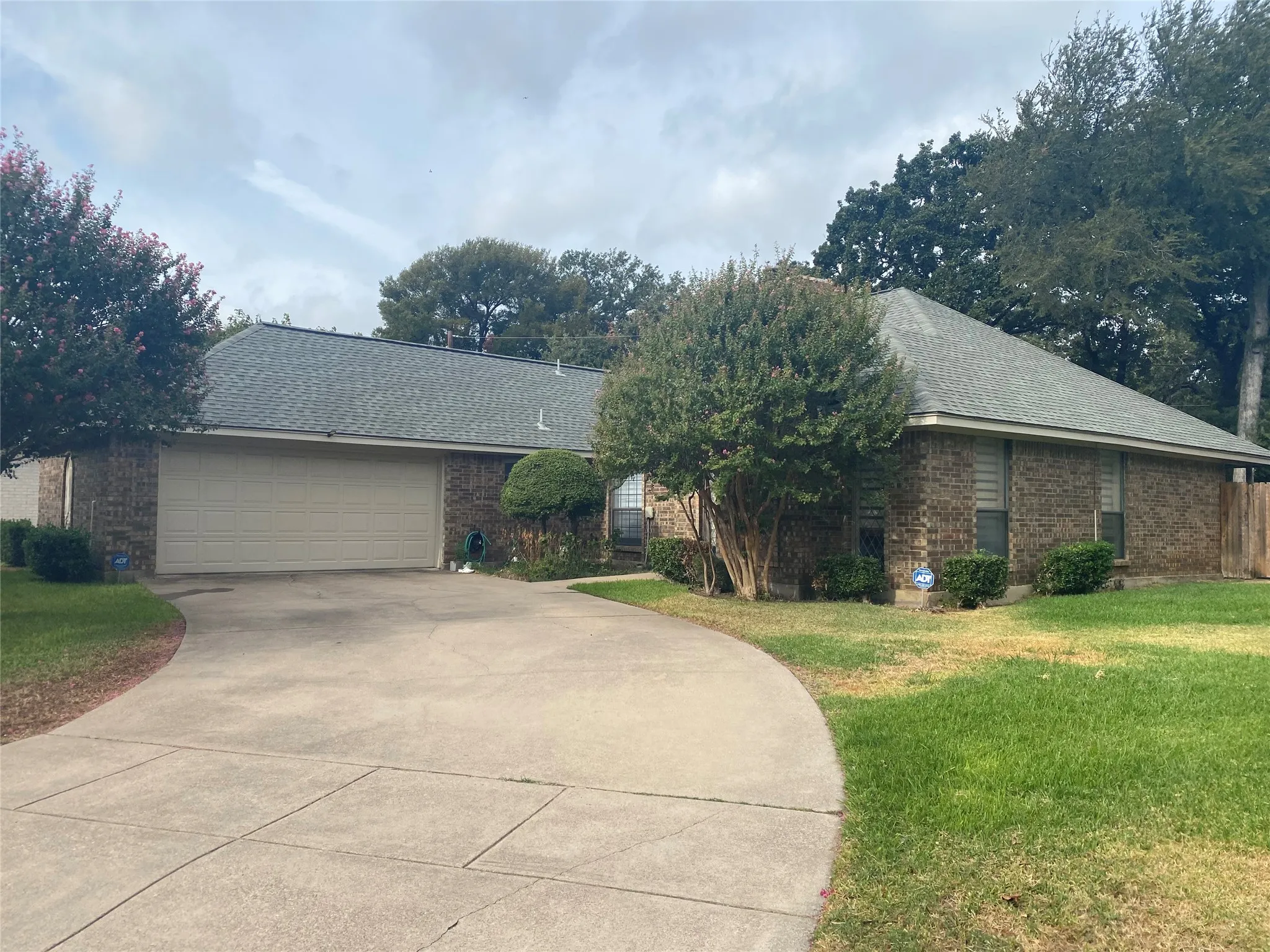 Single Family Residence For Sale in Tarrant County , 2400 Cross Timbers Trail, Arlington, Texas 76006, 3 Bedroom, 2 Bathroom, 2 Garage spaces, 1,725 Sqft, built in 1985, mls#21401286, Real Estate Agent in Arlington, Homes For Sale in Tarrant county, Homes For Sale in Arlington, Realtor in Arlington Texas, Real Estate Brokerage Independent Realty Texas, Luminita Cordes Realtor