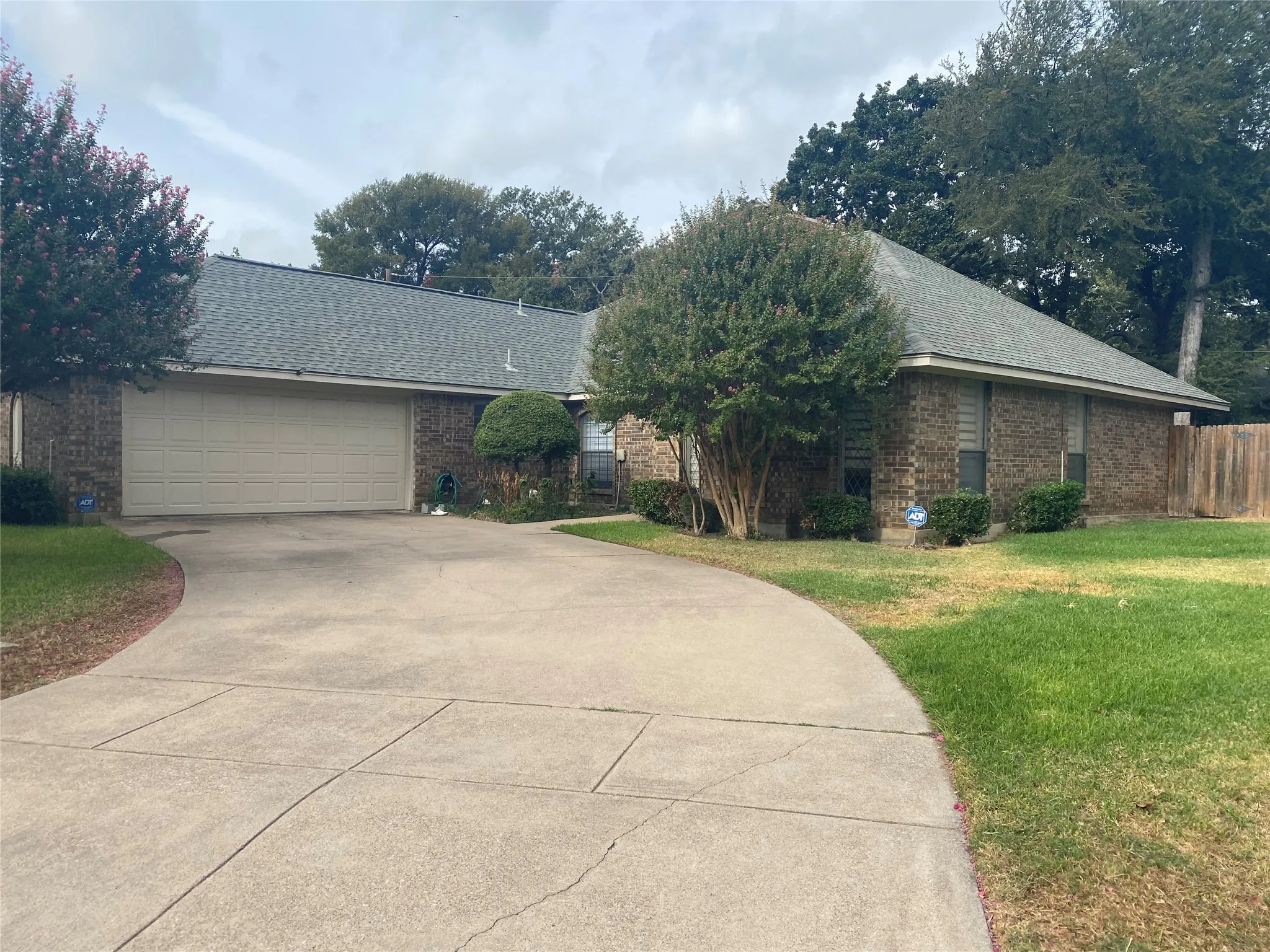 Single Family Residence For Sale in Tarrant County , 2400 Cross Timbers Trail, Arlington, Texas 76006, 3 Bedroom, 2 Bathroom, 2 Garage spaces, 1,725 Sqft, built in 1985, mls#21401286, Real Estate Agent in Arlington, Homes For Sale in Tarrant county, Homes For Sale in Arlington, Realtor in Arlington Texas, Real Estate Brokerage Independent Realty Texas, Luminita Cordes Realtor
