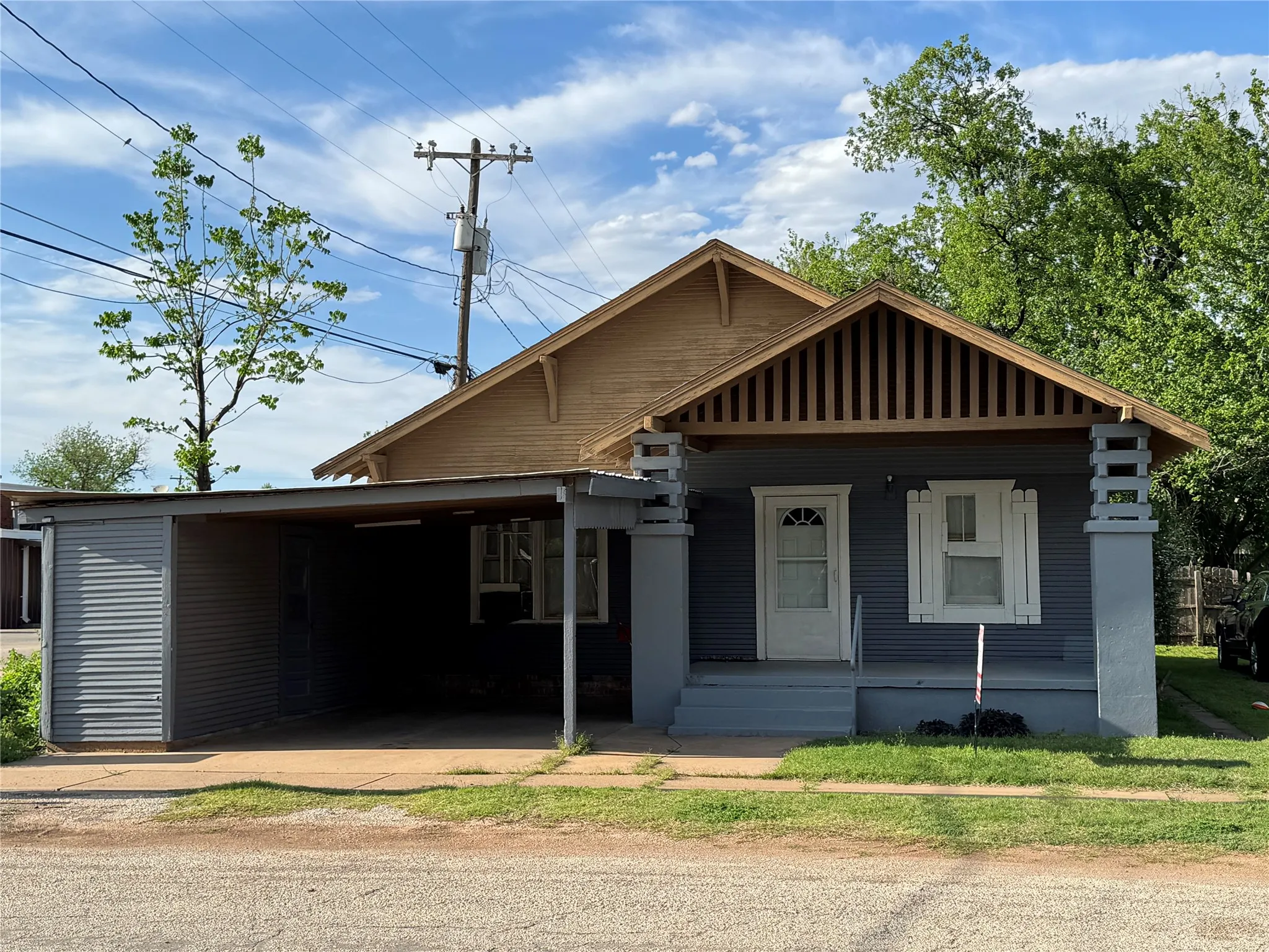 Single Family Residence For Sale in Baylor County , 304 W Nevada Street, Seymour, Texas 76380, 2 Bedroom, 1 Bathroom, Garage spaces, 1,200 Sqft, built in 1929, mls#21401428, Real Estate Agent in Seymour, Homes For Sale in Baylor county, Homes For Sale in Seymour, Realtor in Seymour Texas, Real Estate Brokerage Independent Realty Texas, Luminita Cordes Realtor