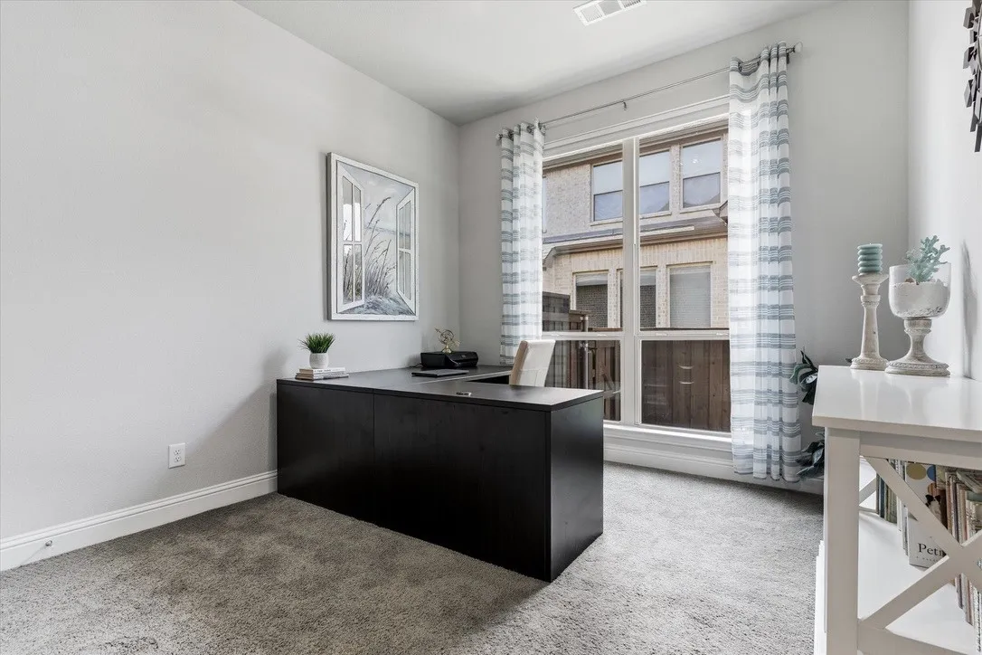 Use as a bedroom or office