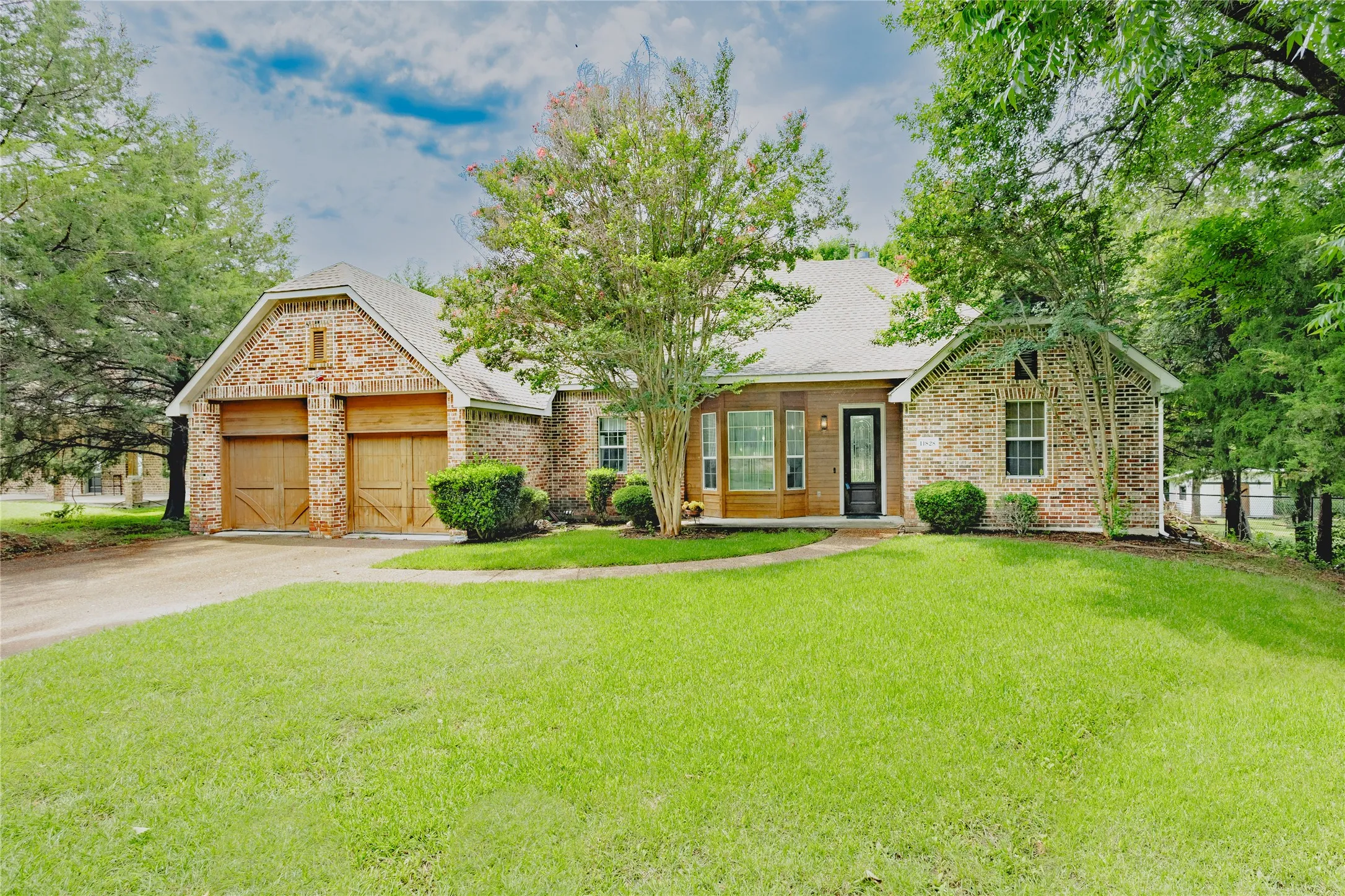 Single Family Residence For Sale in Collin County , 11828 State Highway 205, Lavon, Texas 75166, 4 Bedroom, 3 Bathroom, 2 Garage spaces, 2,700 Sqft, built in 2004, mls#21401436, Real Estate Agent in Lavon, Homes For Sale in Collin county, Homes For Sale in Lavon, Realtor in Lavon Texas, Real Estate Brokerage Independent Realty Texas, Luminita Cordes Realtor