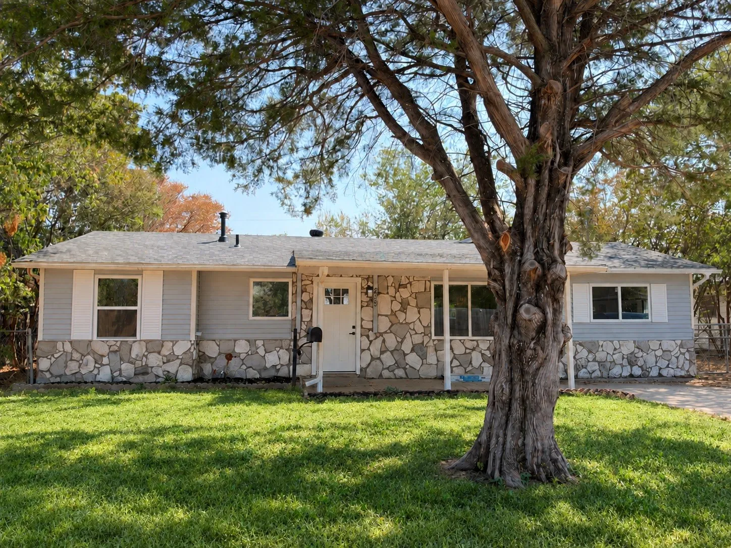 Single Family Residence For Sale in Tarrant County , 209 W Southern Avenue, Saginaw, Texas 76179, 3 Bedroom, 2 Bathroom, Garage spaces, 2,024 Sqft, built in 1962, mls#21401438, Real Estate Agent in Saginaw, Homes For Sale in Tarrant county, Homes For Sale in Saginaw, Realtor in Saginaw Texas, Real Estate Brokerage Independent Realty Texas, Luminita Cordes Realtor
