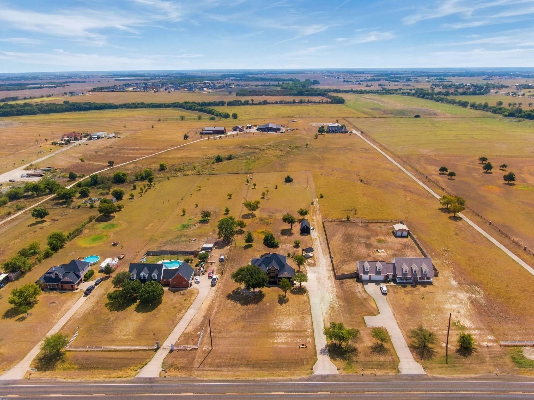 Single Family Residence For Sale in Ellis County , 3231 Fm 66, Waxahachie, Texas 75167, 4 Bedroom, 4 Bathroom, Garage spaces, 2,817 Sqft, built in 2000, mls#21400611, Real Estate Agent in Waxahachie, Homes For Sale in Ellis county, Homes For Sale in Waxahachie, Realtor in Waxahachie Texas, Real Estate Brokerage Independent Realty Texas, Luminita Cordes Realtor
