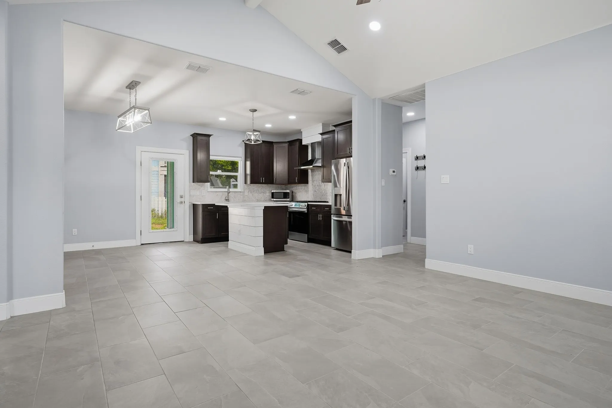 Single Family Residence For Rent in Aransas County , 136 Breezeway Drive, Rockport, Texas 78382, 3 Bedroom, 2 Bathroom, 2 Garage spaces, 1,330 Sqft, built in 2023, mls#21399873, Real Estate Agent in Rockport, Homes For Rent in Aransas county, Homes For Rent in Rockport, Realtor in Rockport Texas, Real Estate Brokerage Independent Realty Texas, Luminita Cordes Realtor